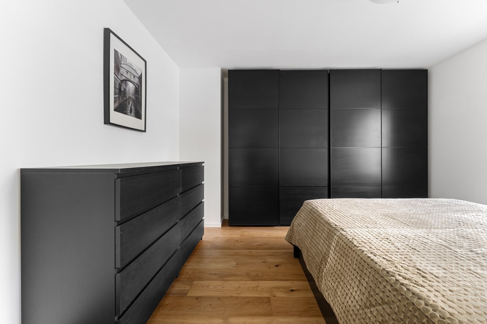 Soverommet har rikelig med oppbevaringsplass i både garderobe og kommode Galleribilde