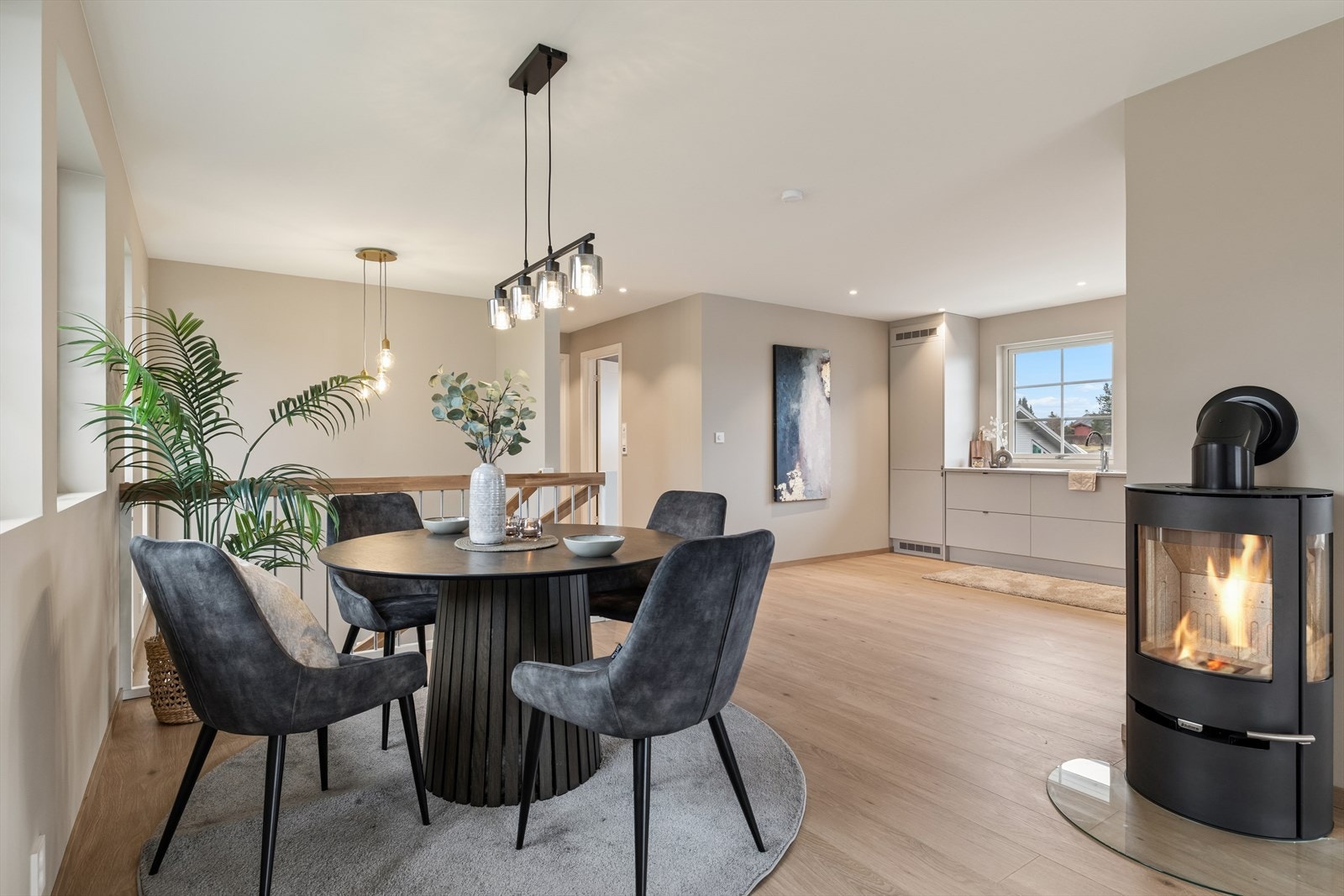 Åpen kjøkkenløsning og god spiseplass Galleribilde