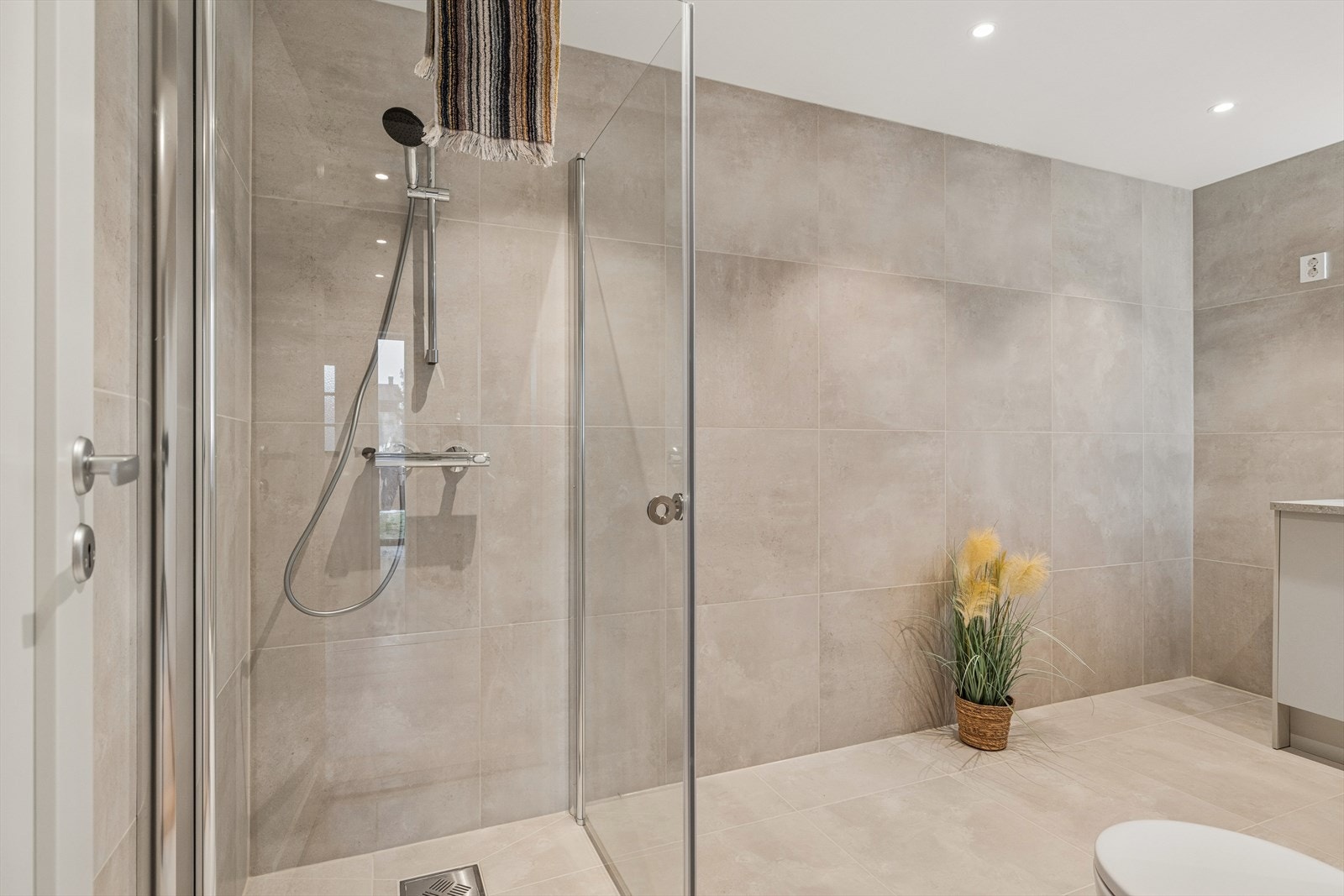 Lekkert flislagt bad/vaskerom med varmekabler Galleribilde