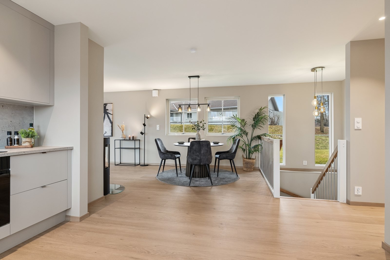 Kjøkkenet har integrert stekeovn, platetopp, oppvaskmaskin og kjøleskap med fryser Galleribilde