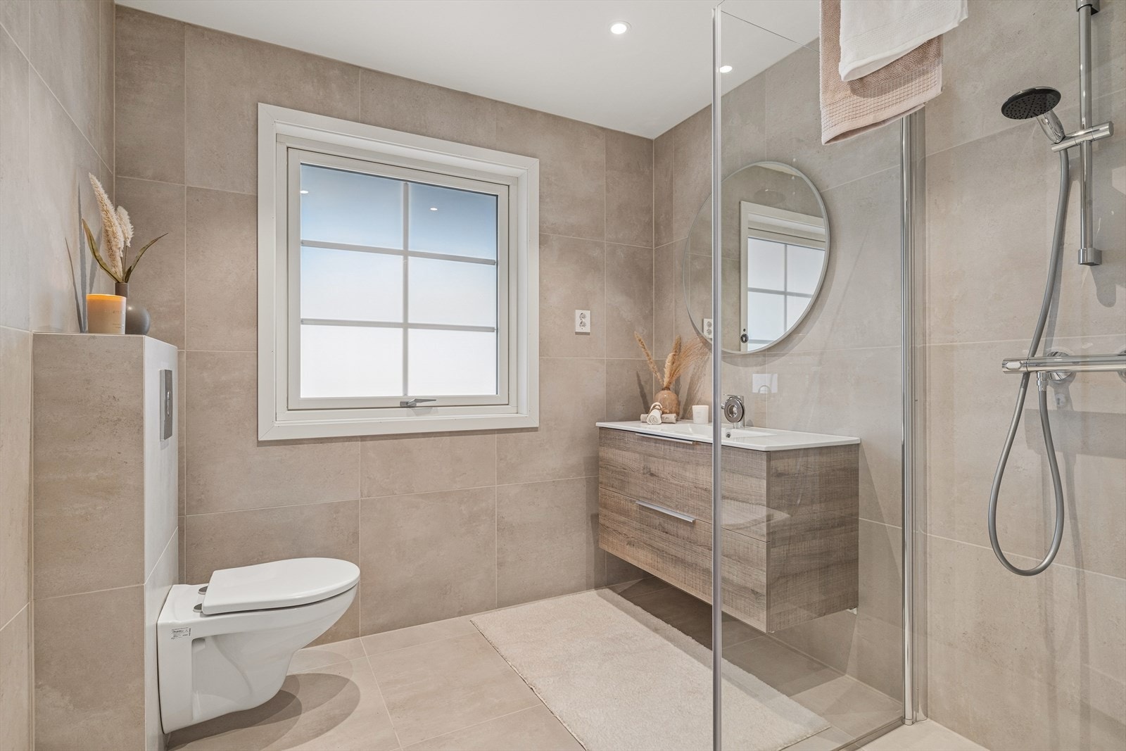 Nytt flislagt bad også i hovedetasjen Galleribilde