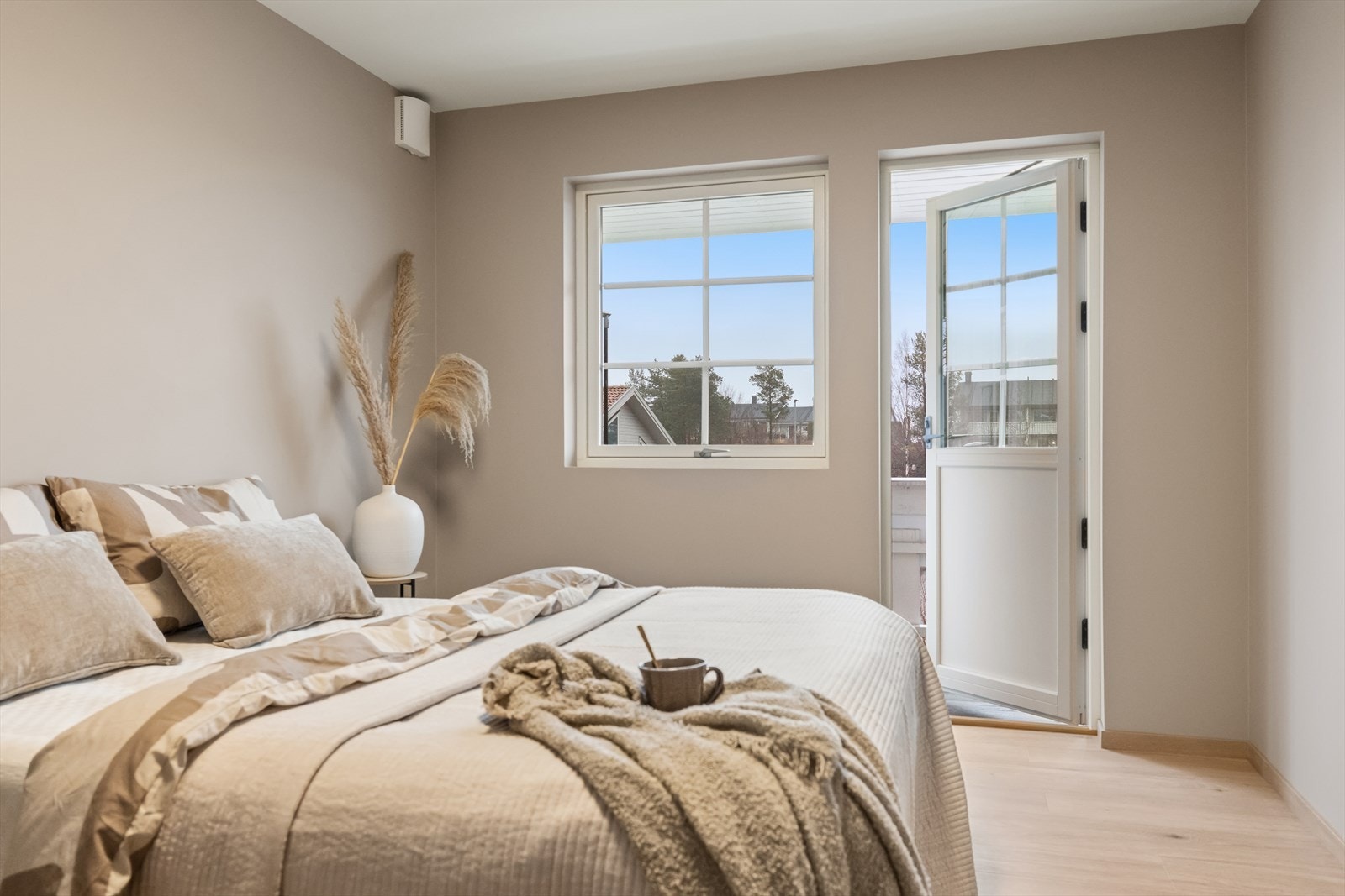 Hovedsoverom med utgang til veranda Galleribilde