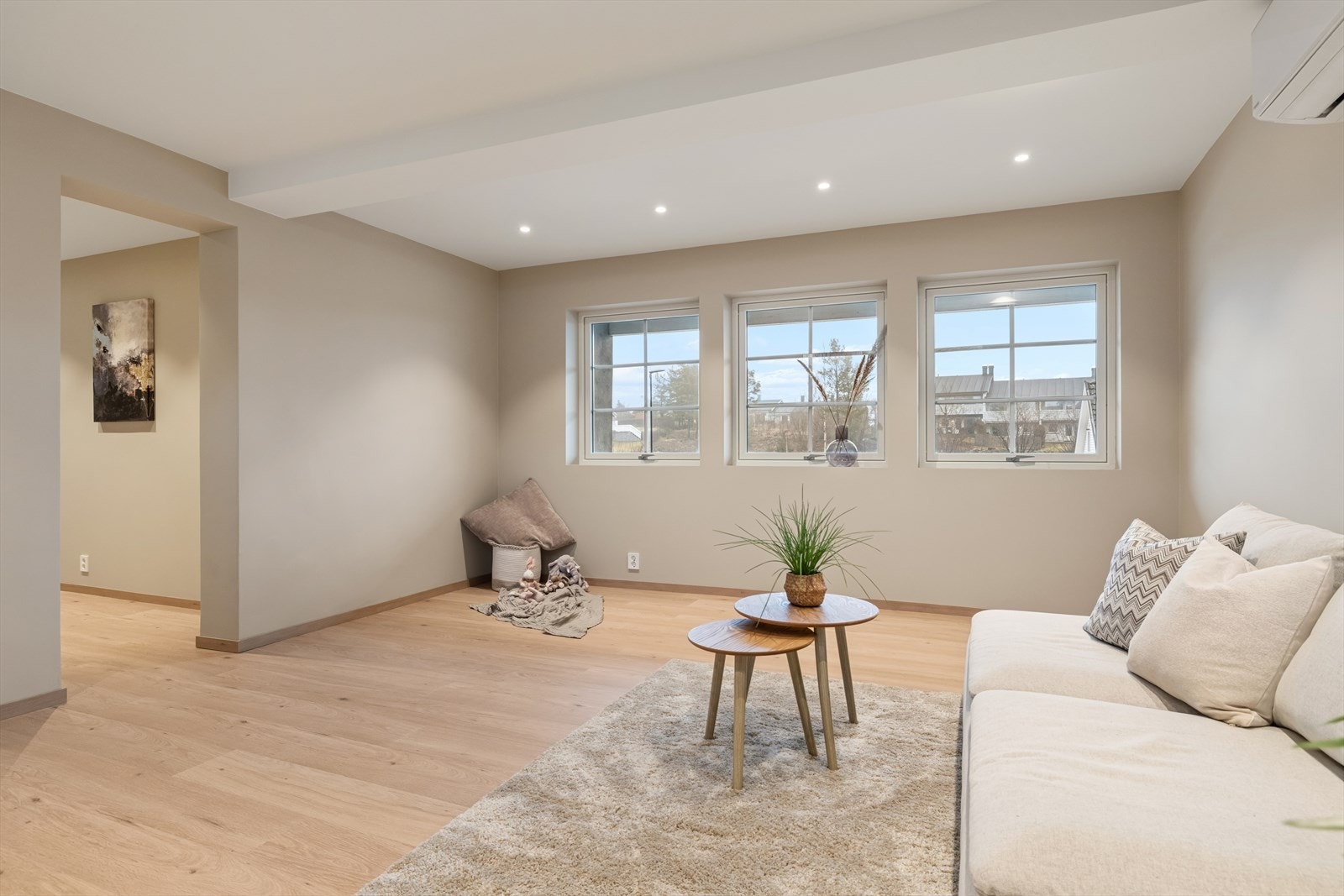 Hobbyrom i underetasjen som er innredet til stue. Her er det oppvarming fra varmepumpe. Galleribilde