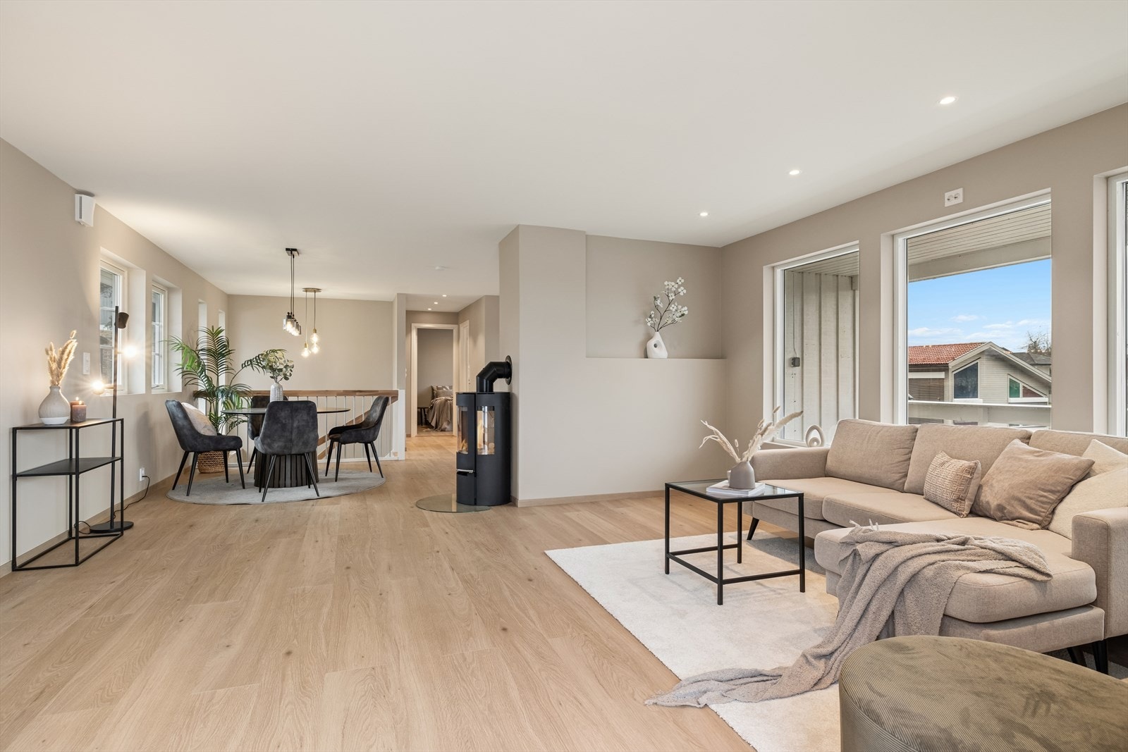 Slette vegger i listefri utførelse mot himling Galleribilde