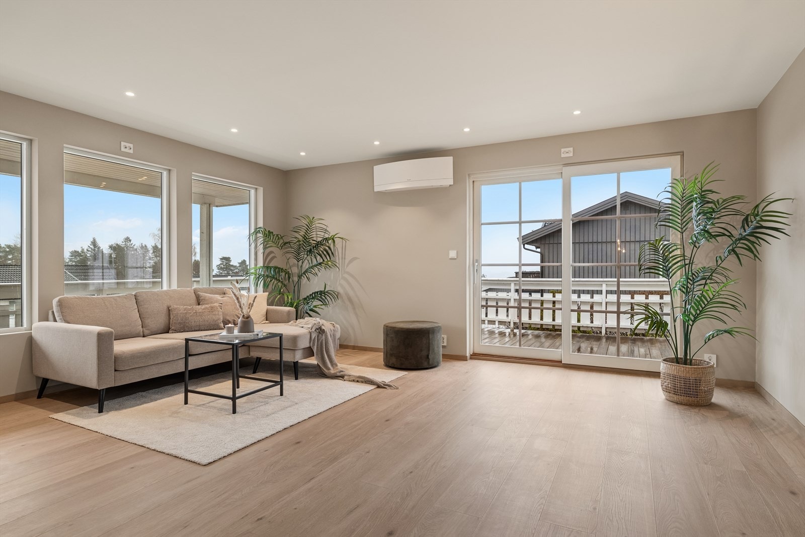 Fra stuen er det utgang til stor solrik terrasse Galleribilde