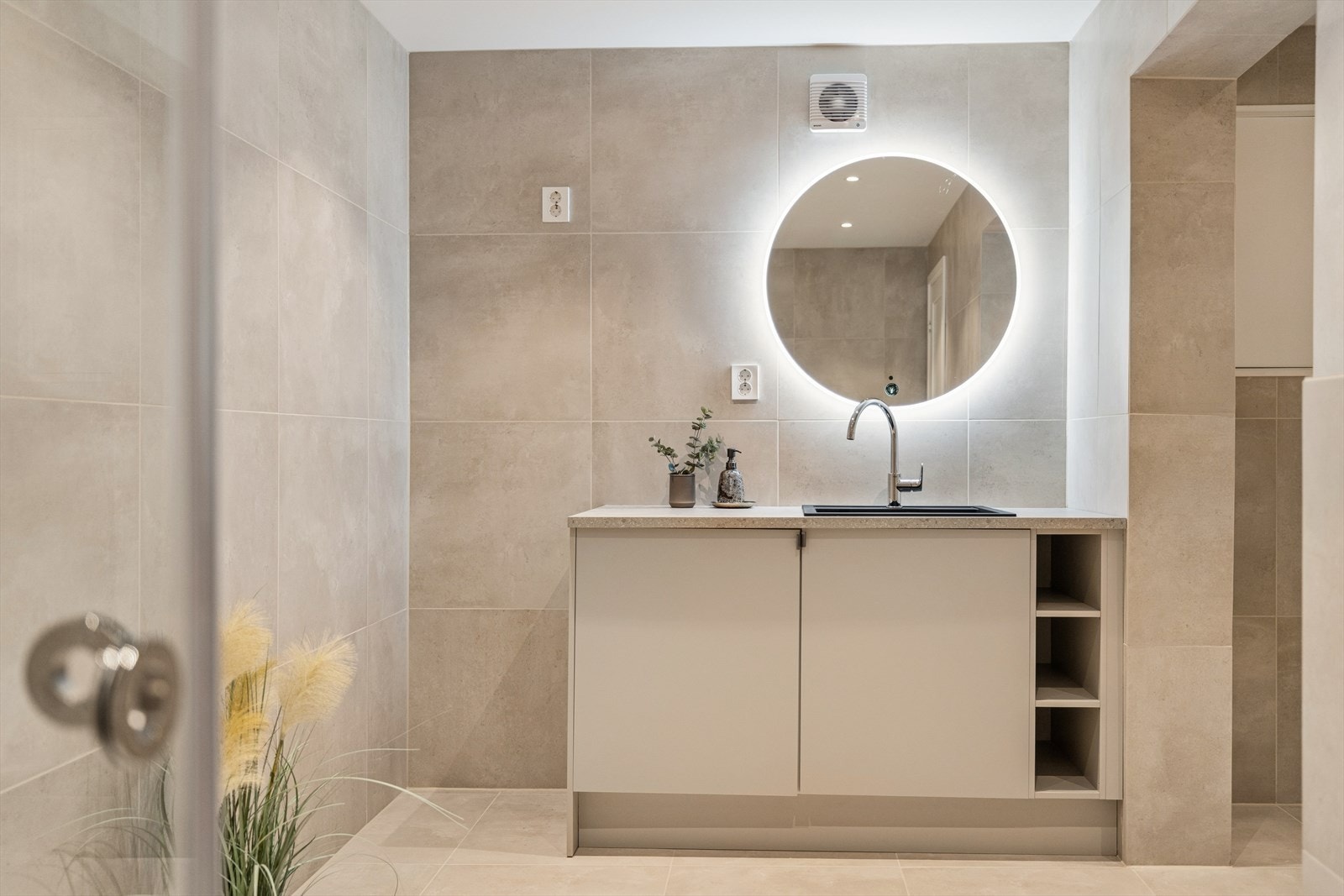 Praktisk innredning og plass til vaskemaskin/tørletrommel Galleribilde