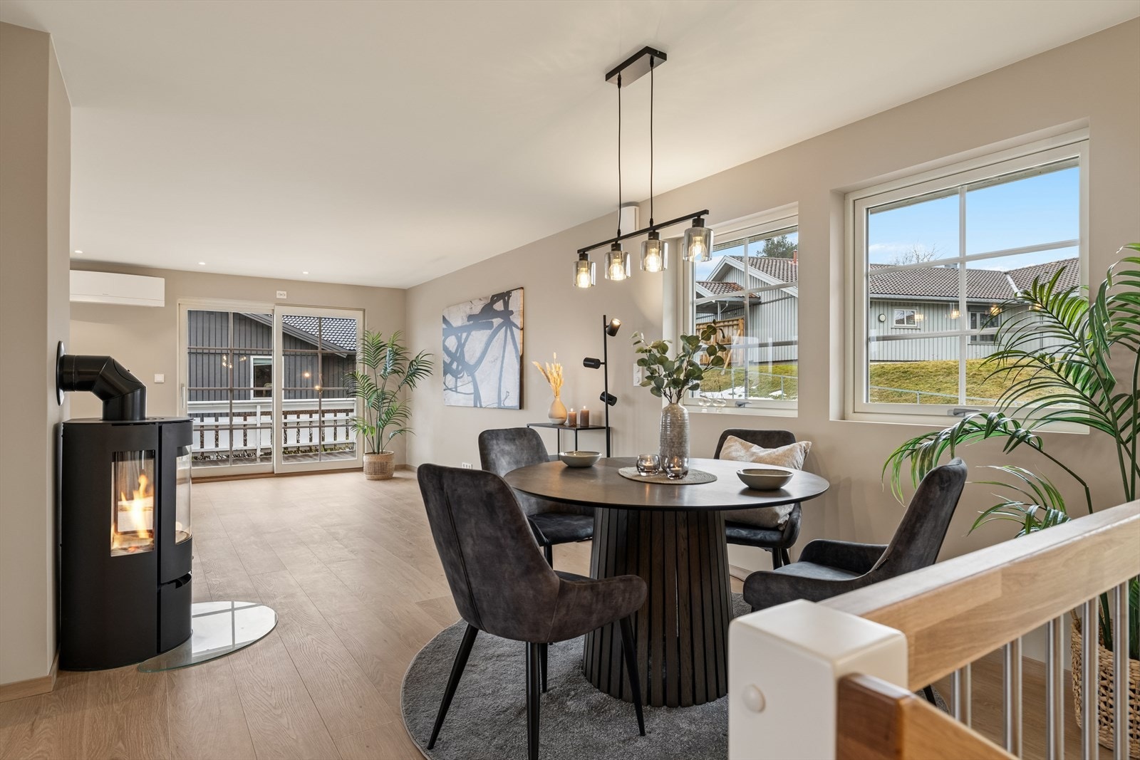 I stuen er det oppvarming fra varmepumpe, samt ny vedovn Galleribilde