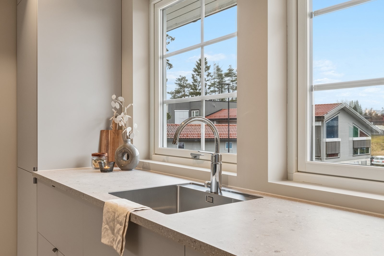 Kjøkkenet har godt med skap- og benkeplass Galleribilde