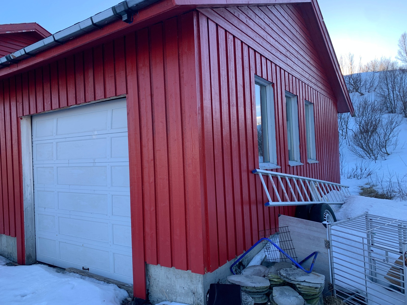 Romslig garasje. Galleribilde