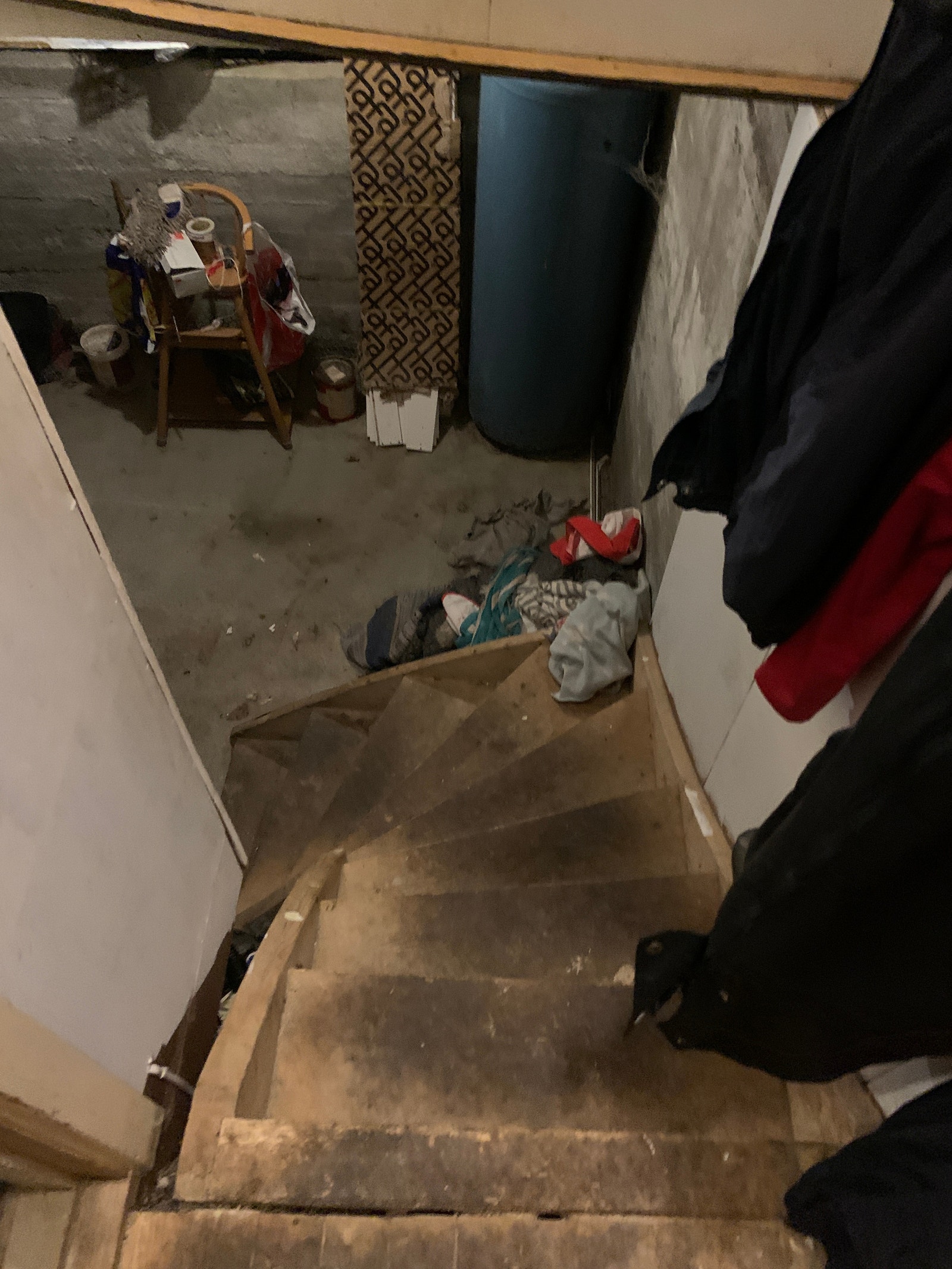 Kjellertrapp sett ovenfra. Galleribilde