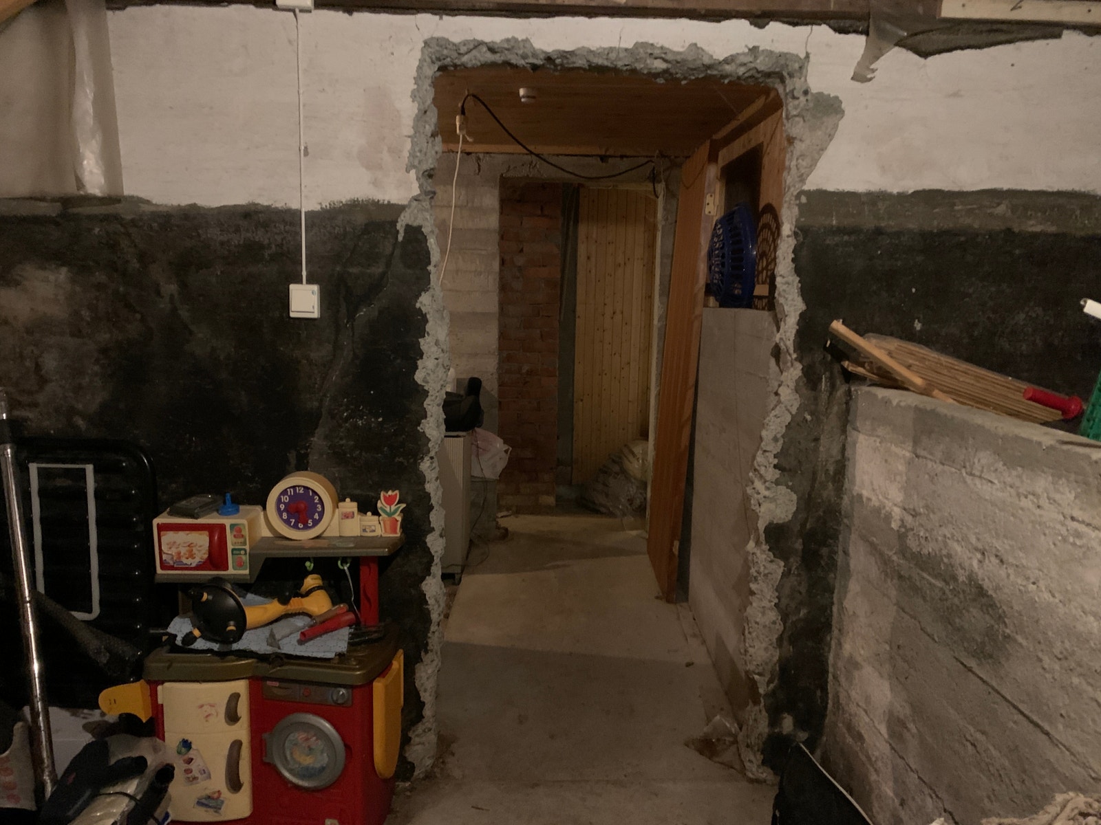 Kjellergang og kjellerom. Galleribilde