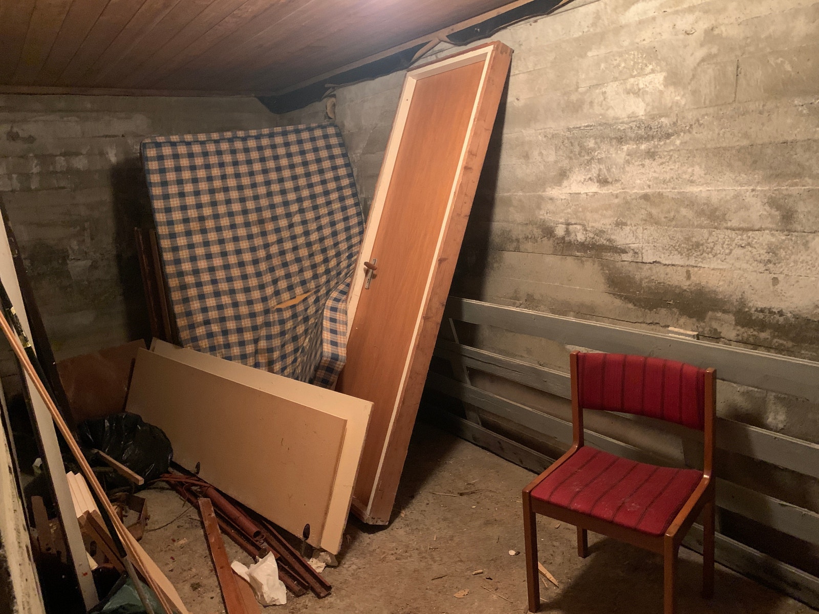 Kjellerrom. Boligens bakvegg mot terreng. Galleribilde