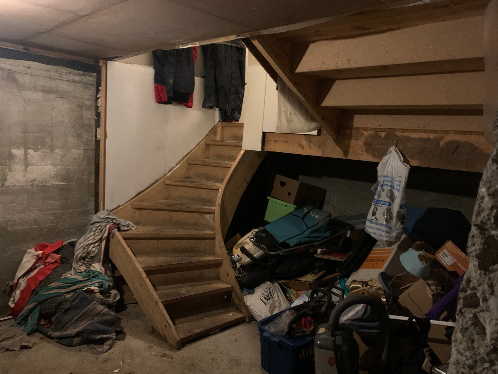 Kjellertrapp sett nedenfra. Galleribilde