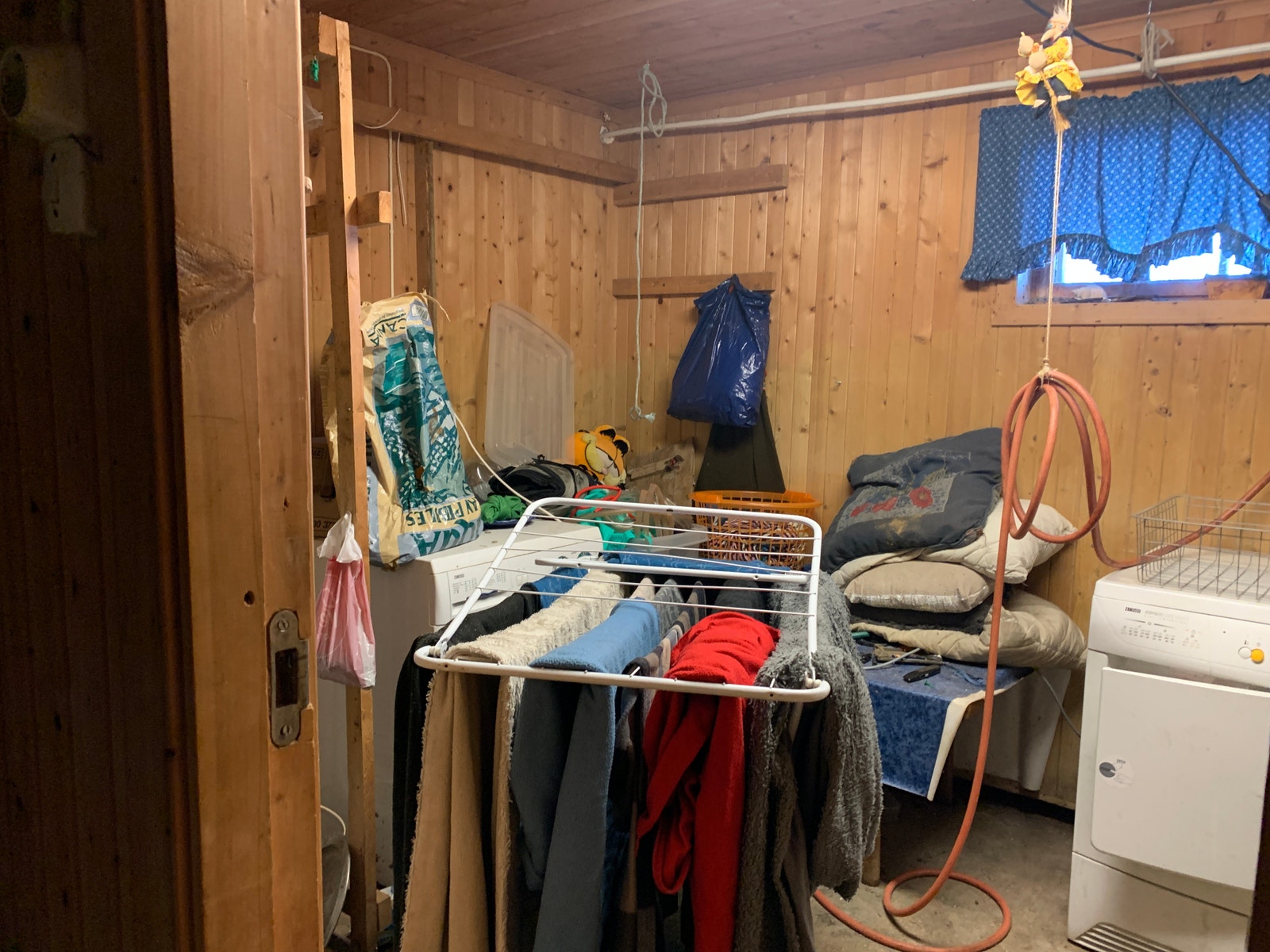 Vaskerom i kjeller. Nyere rørføringer, opplyst å være utført av Rørlegger Berntsen. Galleribilde