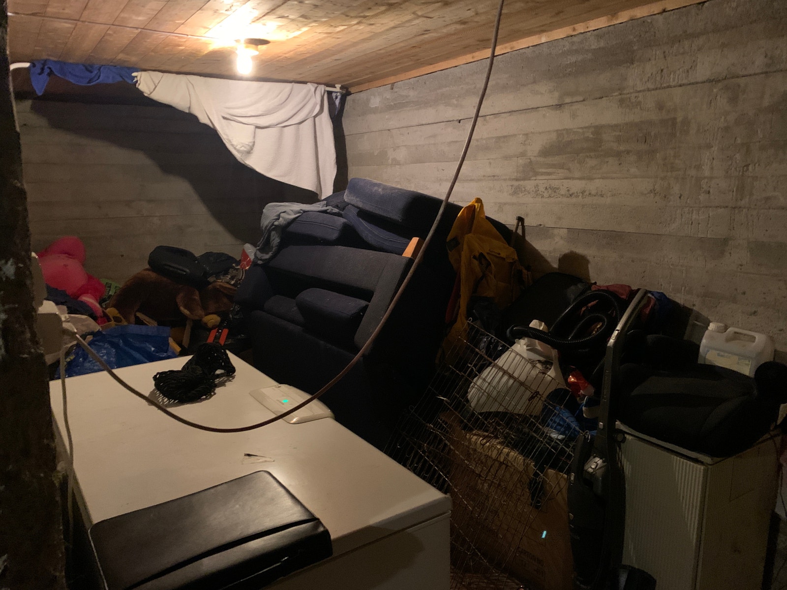 Kjellerrom. Opplyst: Tidligere bordkledning fjernet av tidligere eier som ledd i utbedring etter vannskade fra defekt drenering. Galleribilde