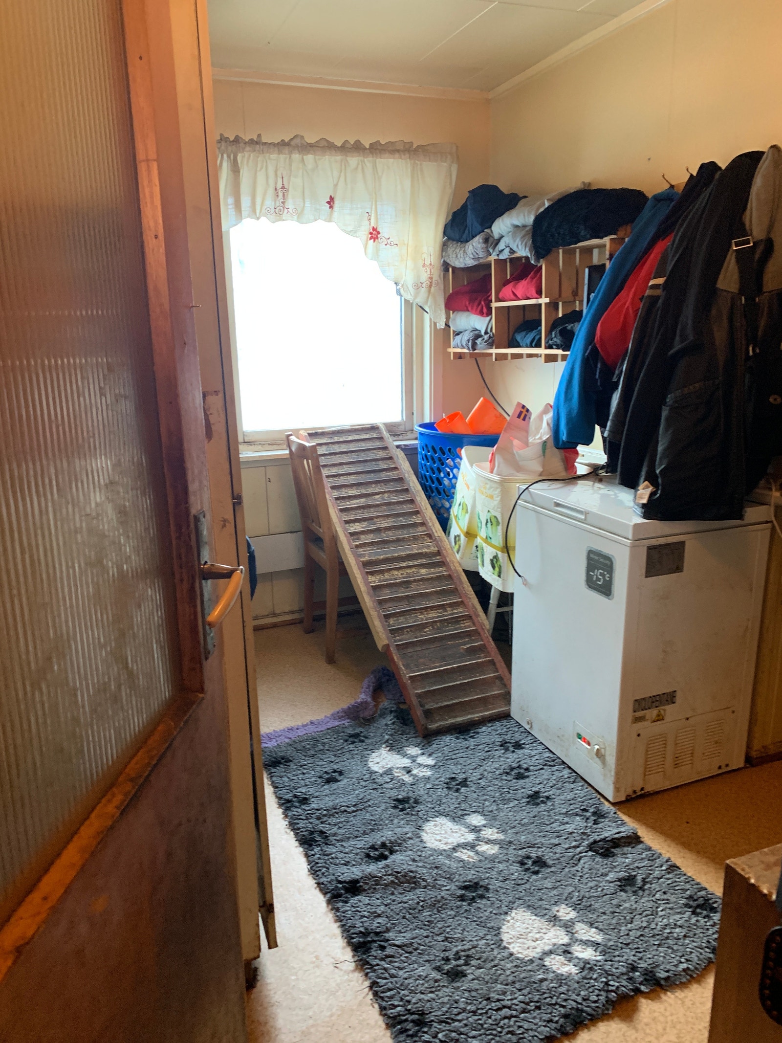 Entre med utgang til hundegård via vindu. Galleribilde