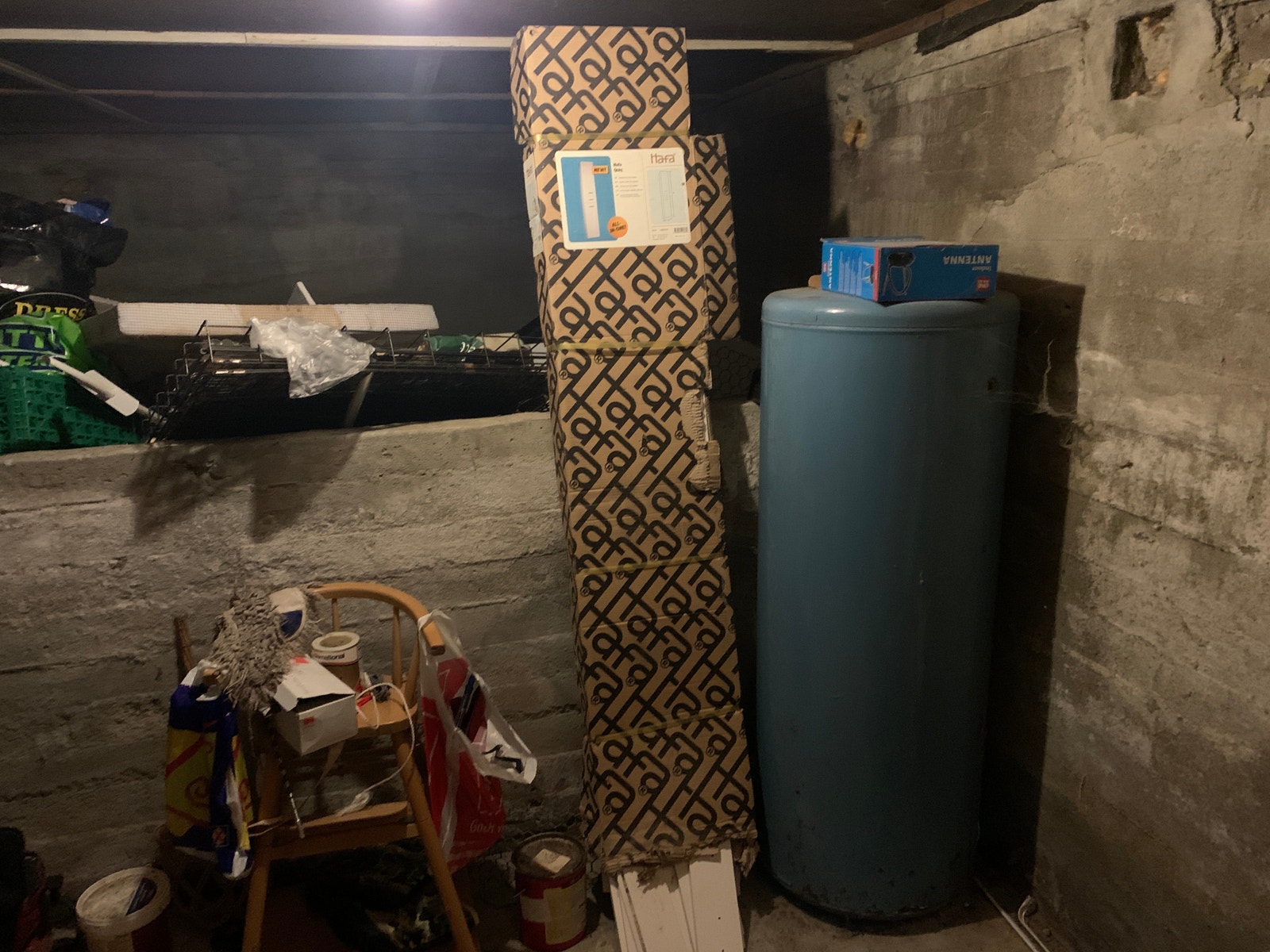 VV-bereder i kjeller. Boligens bakvegg mot terreng. Galleribilde