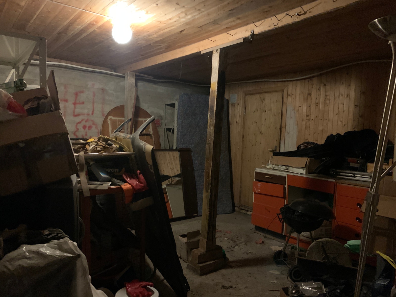 Kjellerrom. Delvis gjenoppbygging utført i følge eier med panel på vegg. Galleribilde