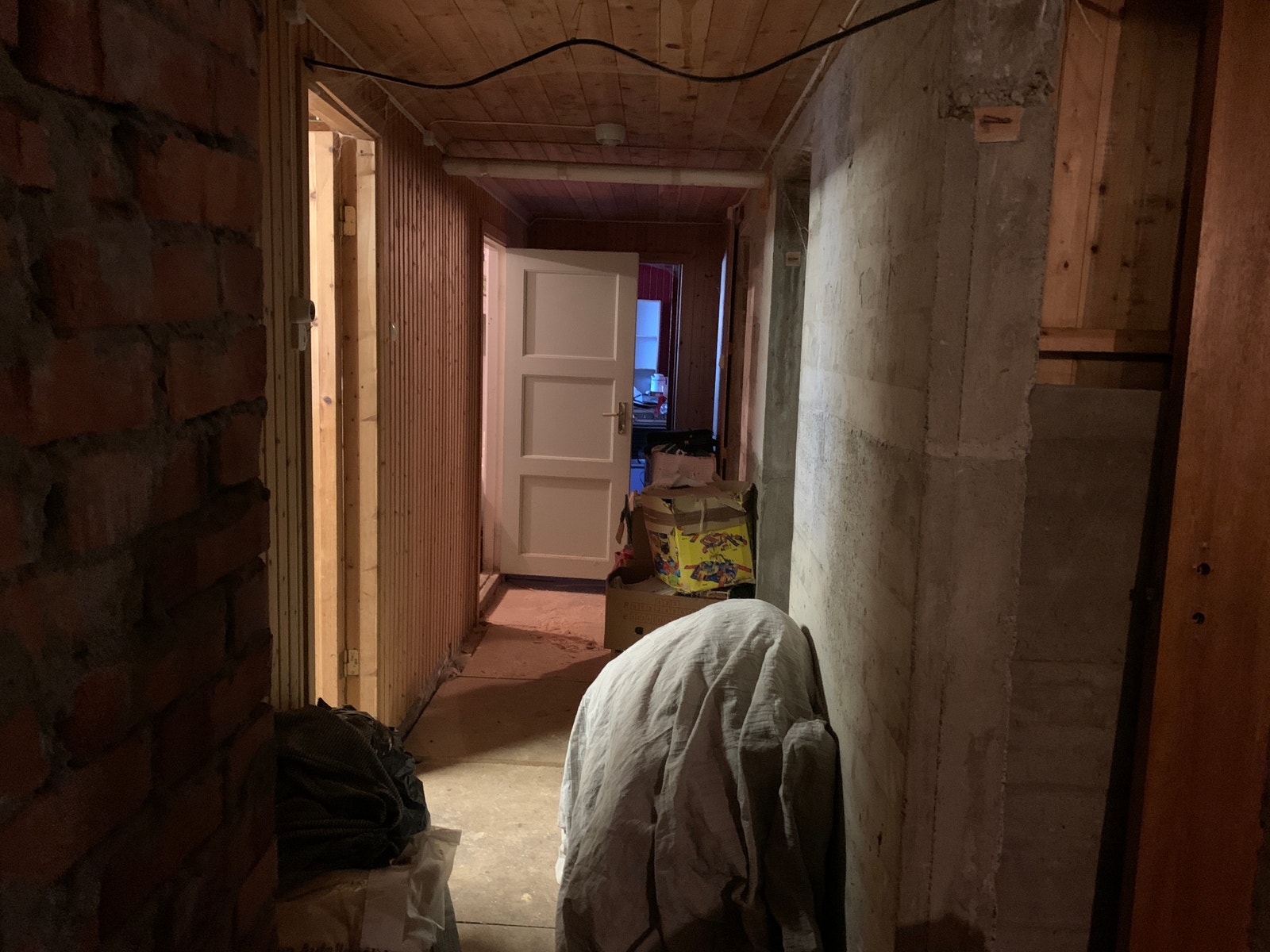 Kjellergang. Delvis gjenoppbygging utført i følge eier med panel på vegg. Galleribilde
