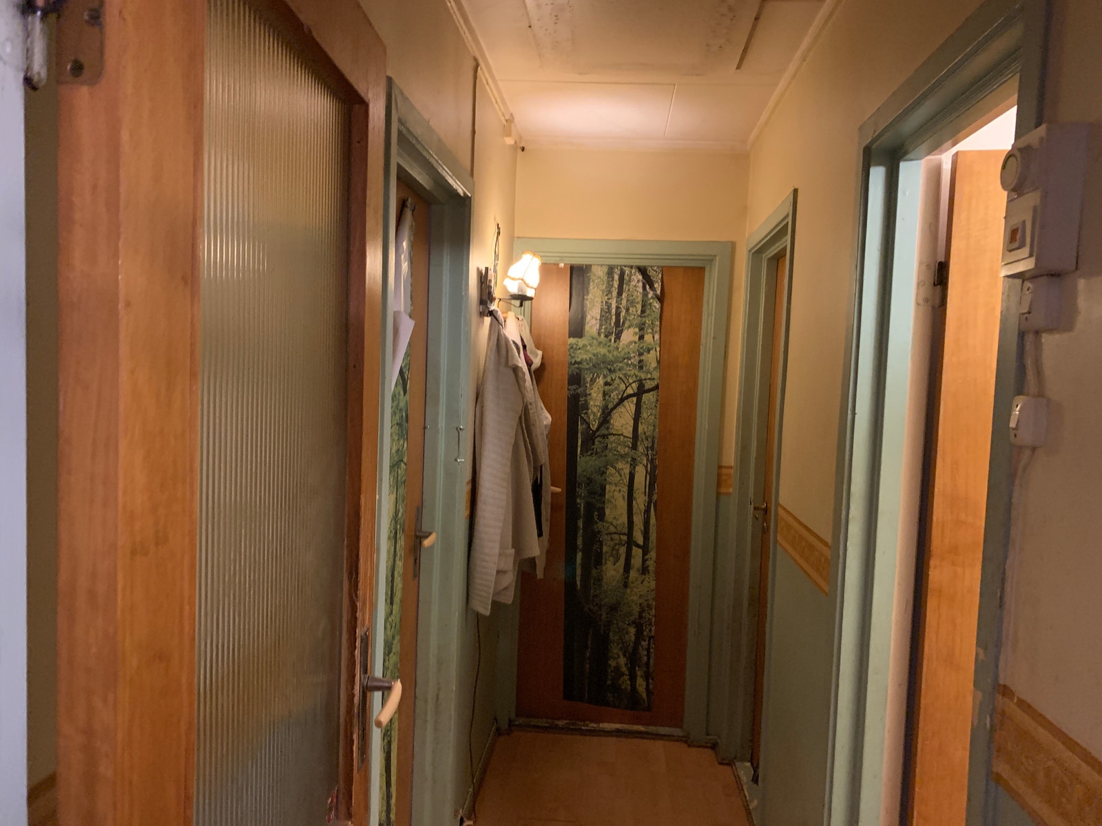 Gang med dører til bad, første til høyre og 3 soverom. Luke til kaldloft i taket. Galleribilde