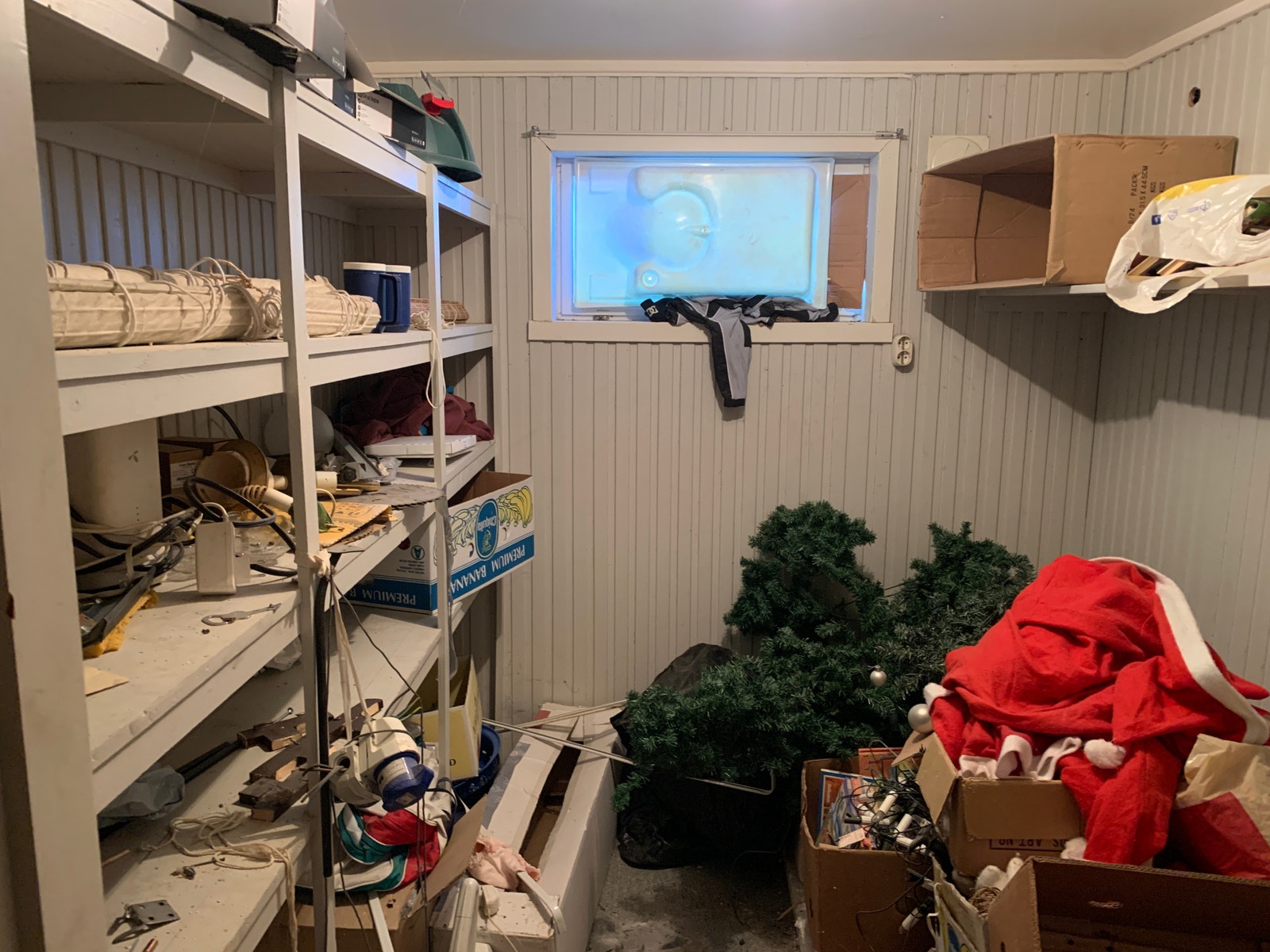 Kjellerrom mot veien. God hylleplass. Galleribilde