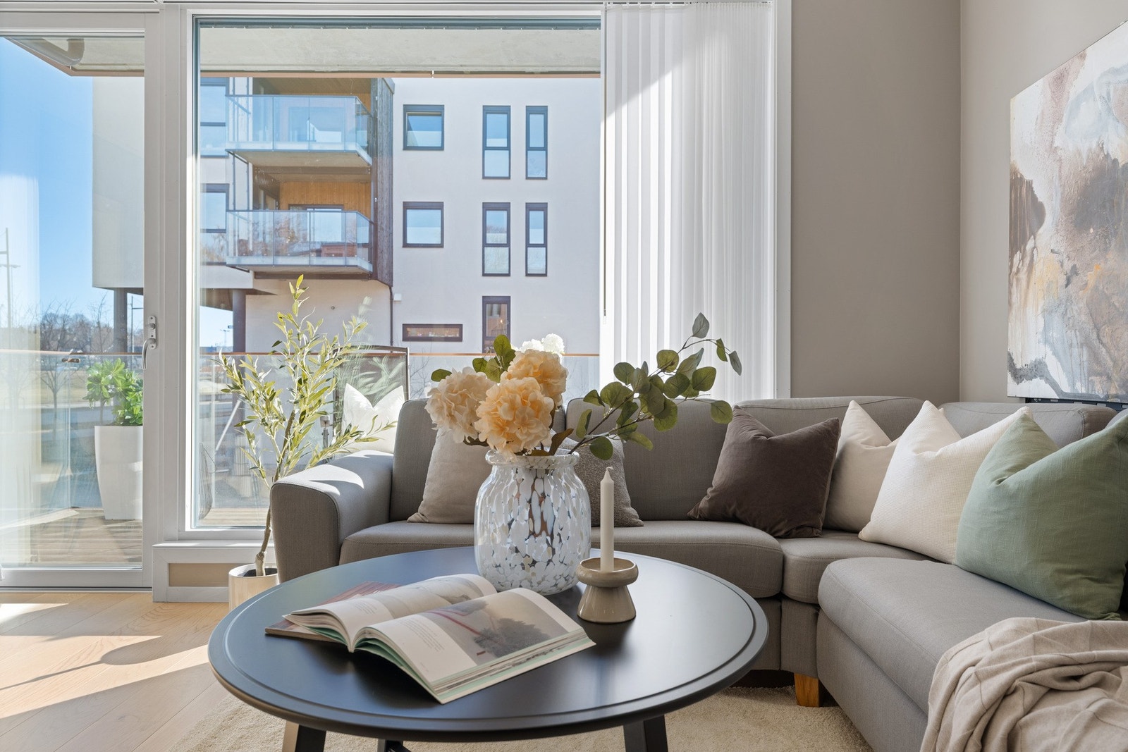 Leiligheten ligger fint til i byggets 2.etasje med store vinduer som gir rikelig med naturlig lysinnslipp. Galleribilde