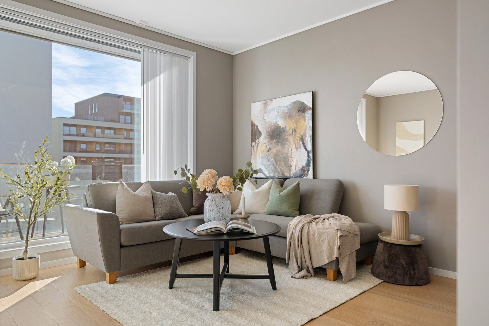 Bygget sto ferdig i 2020 og leiligheten holder en gjennomgående og påkostet standard med materialer av god kvalitet. Galleribilde