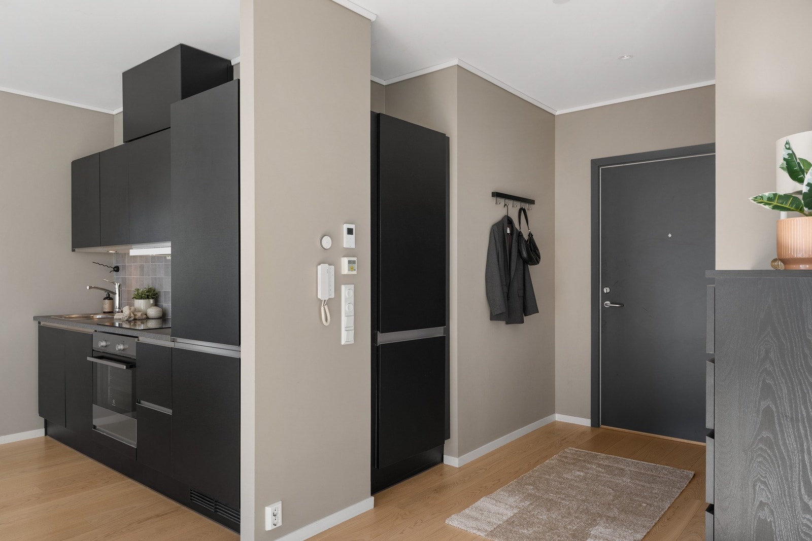 Plassbygd garderobeløsning i gangen, samt romslig bod i kjeller bidrar til god lagringsplass. Galleribilde