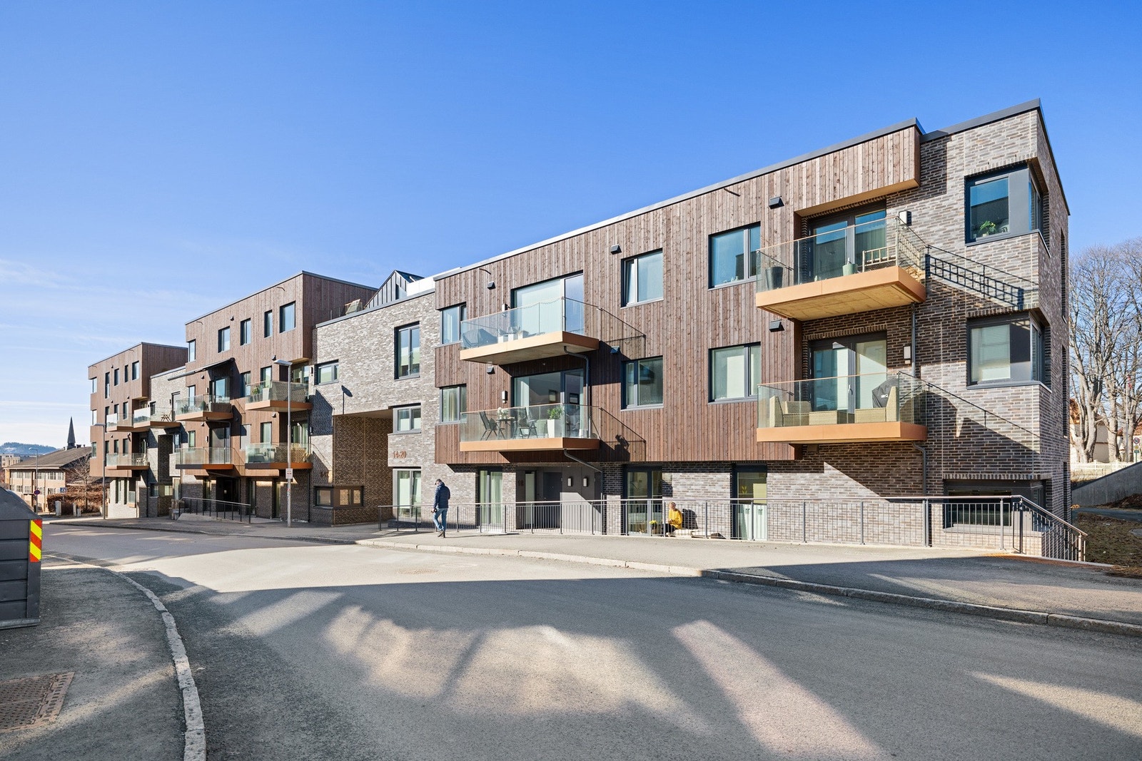 Veien like utenfor er lite trafikkert, og som godt hevet fra bakkeplan slipper man innsyn fra forbipasserende. Galleribilde