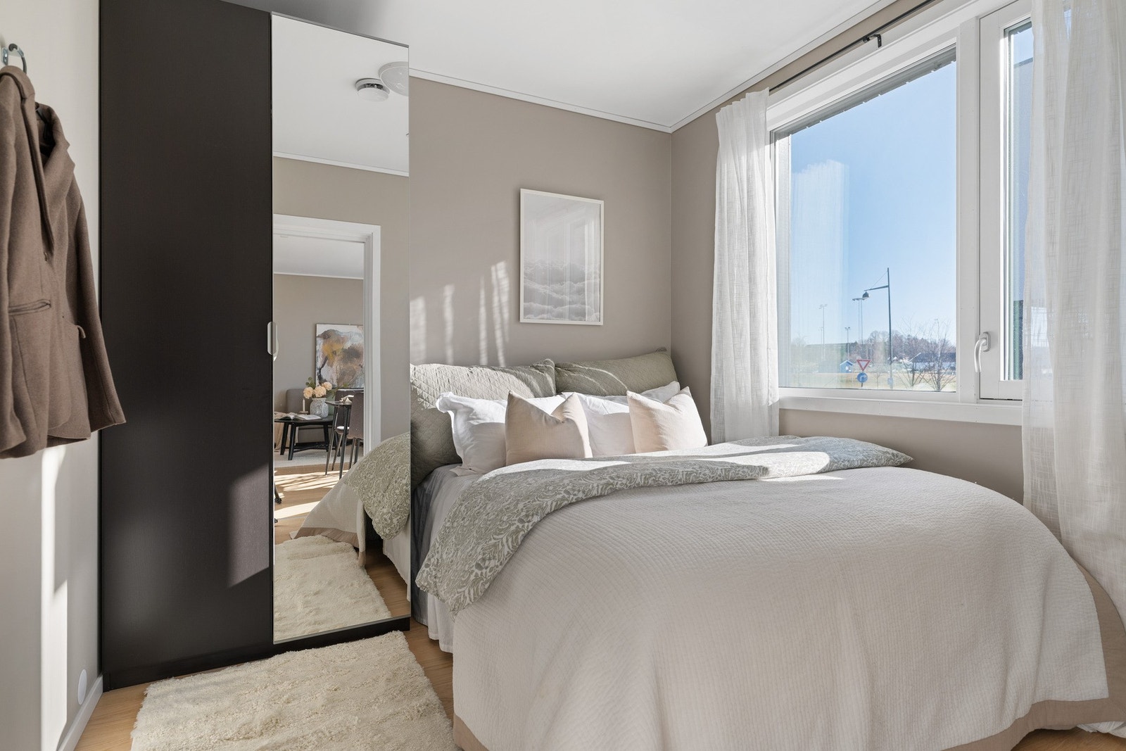 Soverommet måler 8 kvm., og har en god garderobeløsning som medfølger i handelen. Galleribilde