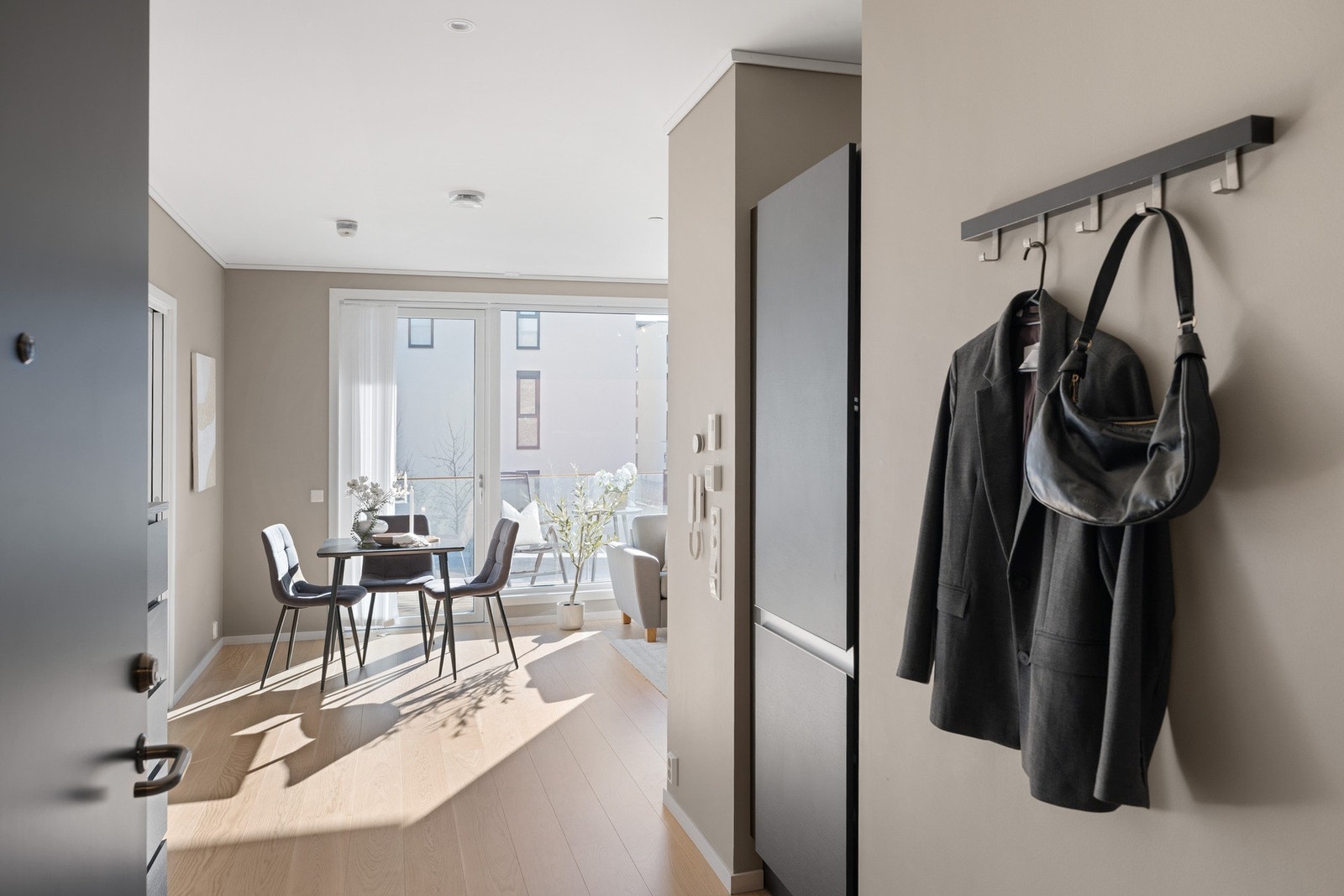 Legg igjen merke til atmosfæren i rommet; godt med dagslys, og lekkert preg med 1-stavsparkett og slette, lyse overflater. Galleribilde