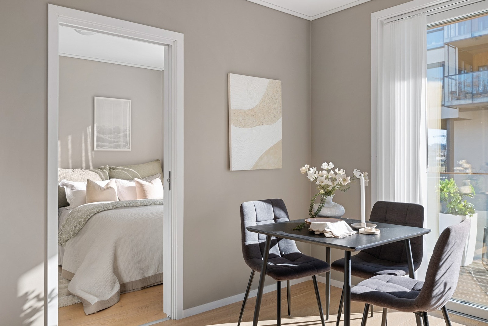 Leiligheten har gode møbleringsmuligheter, og har god plass for en trivelig spiseseksjon. Galleribilde