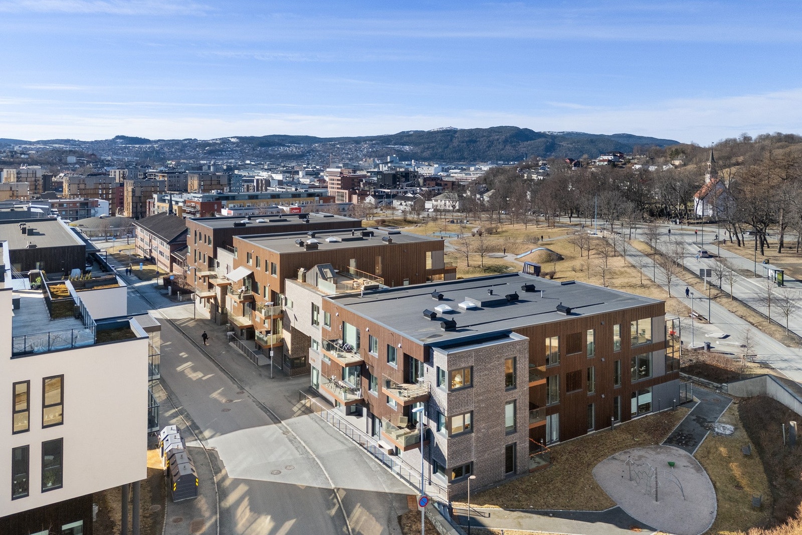 I umiddelbar nærhet har man Ladetorget med bl.a. Rema 1000, Mestergrønn, Kompis, Rosenborg Bakeri og Boots Apotek. Innen kort gange har man også populære City Lade og treningssenter 3T-Lade. Galleribilde