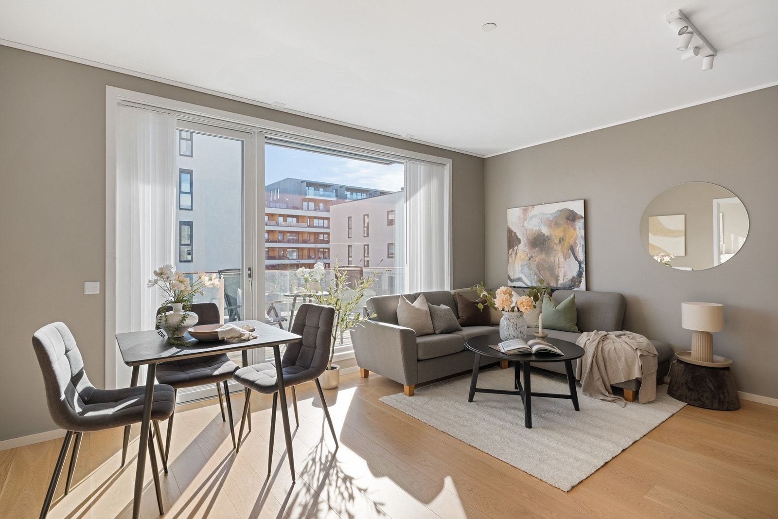 Stua er romslig og må sies å ha en svært god atmosfære. Leiligheten har 1-stavs parkett som gir til et lekkert preg. Galleribilde