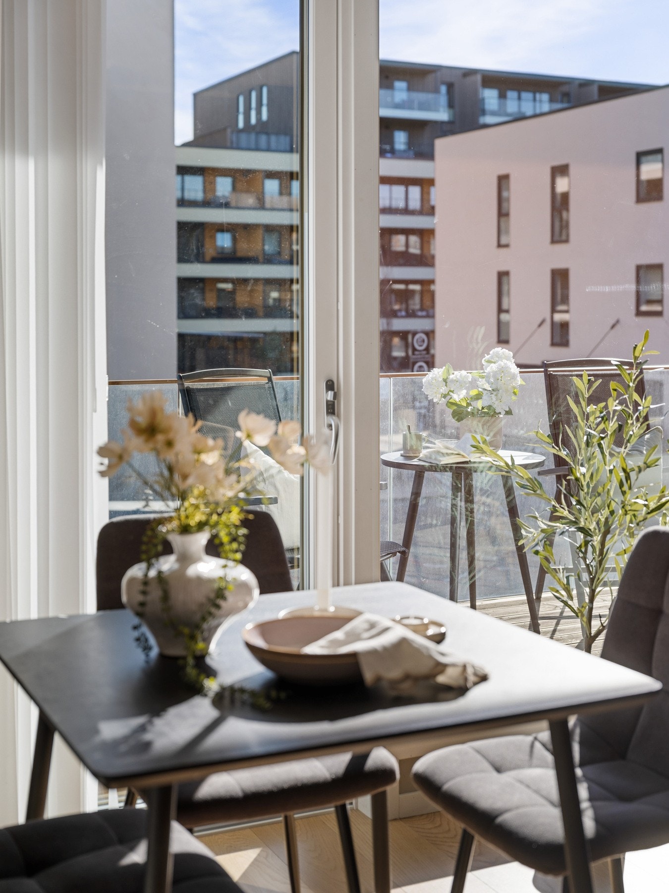 Fra leiligheten er det kort vei til både Solsiden og byen, samtidig som herlige Ladestien ligger innen 5 minutters gange fra leiligheten. Galleribilde