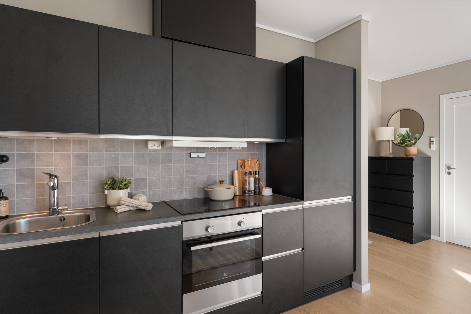 Kjøkkenet er både smakfult og praktisk - her har man bra med lagringsplass i over- og underskap. Integrerte hvitevarer medfølger. Galleribilde