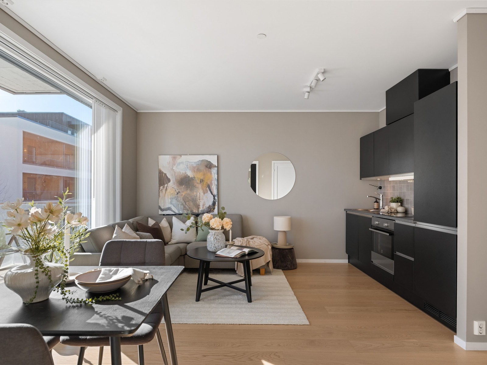 Rommet måler 24 kvm og har en praktisk og åpen stue- og kjøkkenløsning. Galleribilde