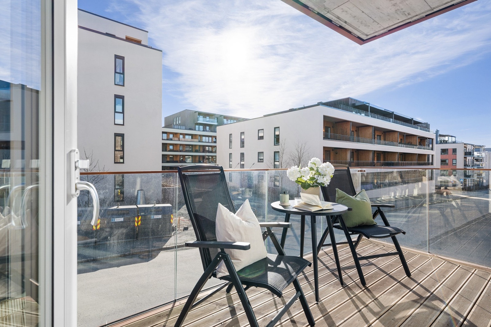 Fra stua er det utgang til en stor balkong på 8 kvm. Her kan man nyte fine solforhold på morgen og formiddag. Galleribilde