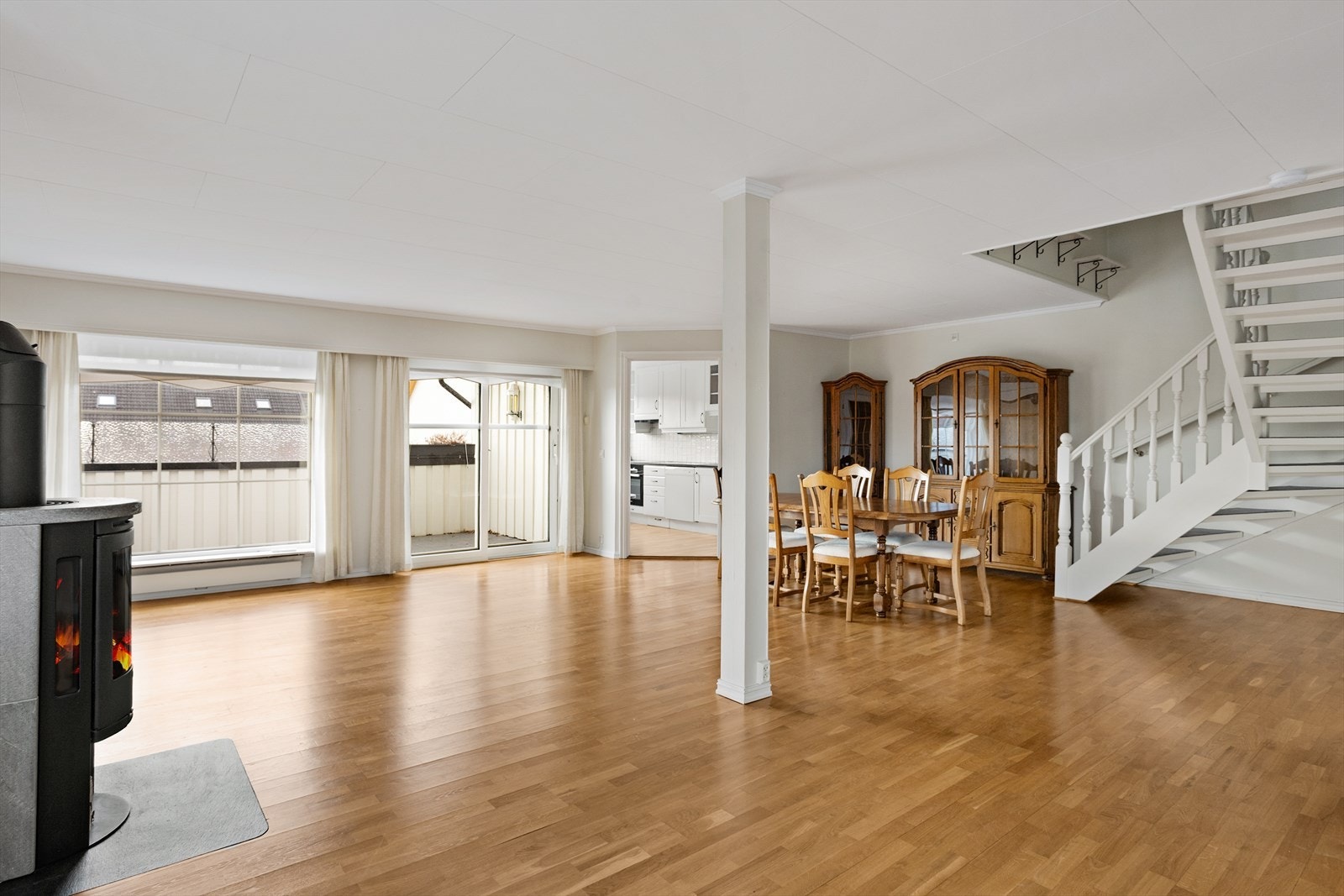 Stue med utgang til terrasse Galleribilde