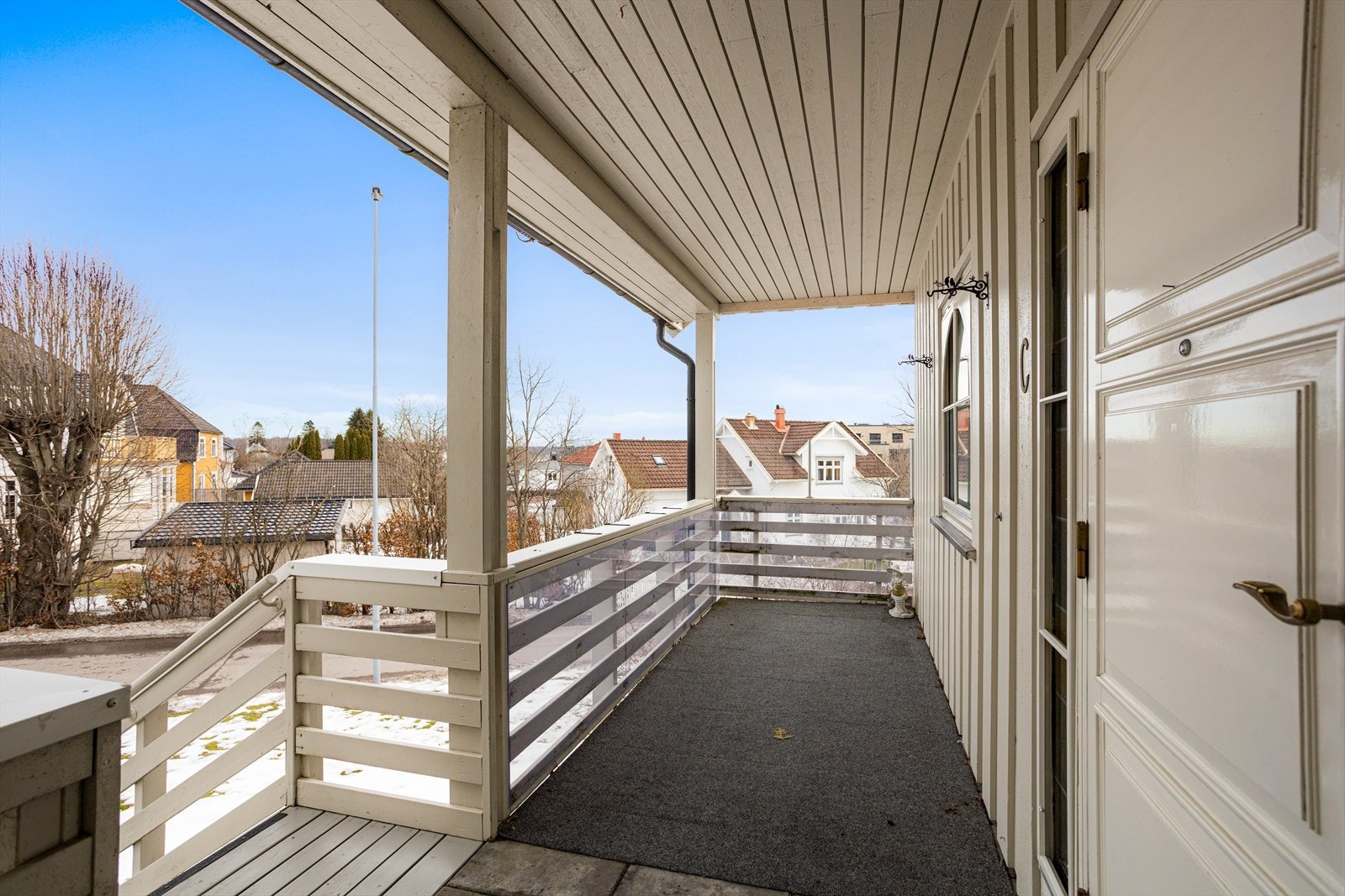 Hyggelig uteplass ved inngangspartiet - ettermiddagssol og optimal utsikt mot Øgårdsveien hvor 17. mai toget går fra Galleribilde