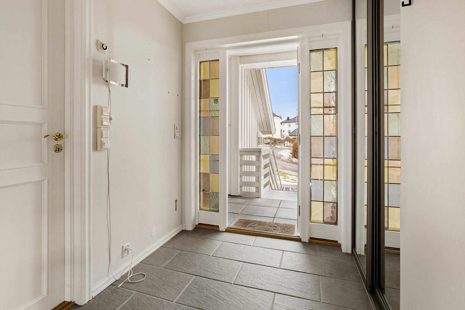 Velkommen inn! Praktisk entré med skyvedørsgarderobe Galleribilde