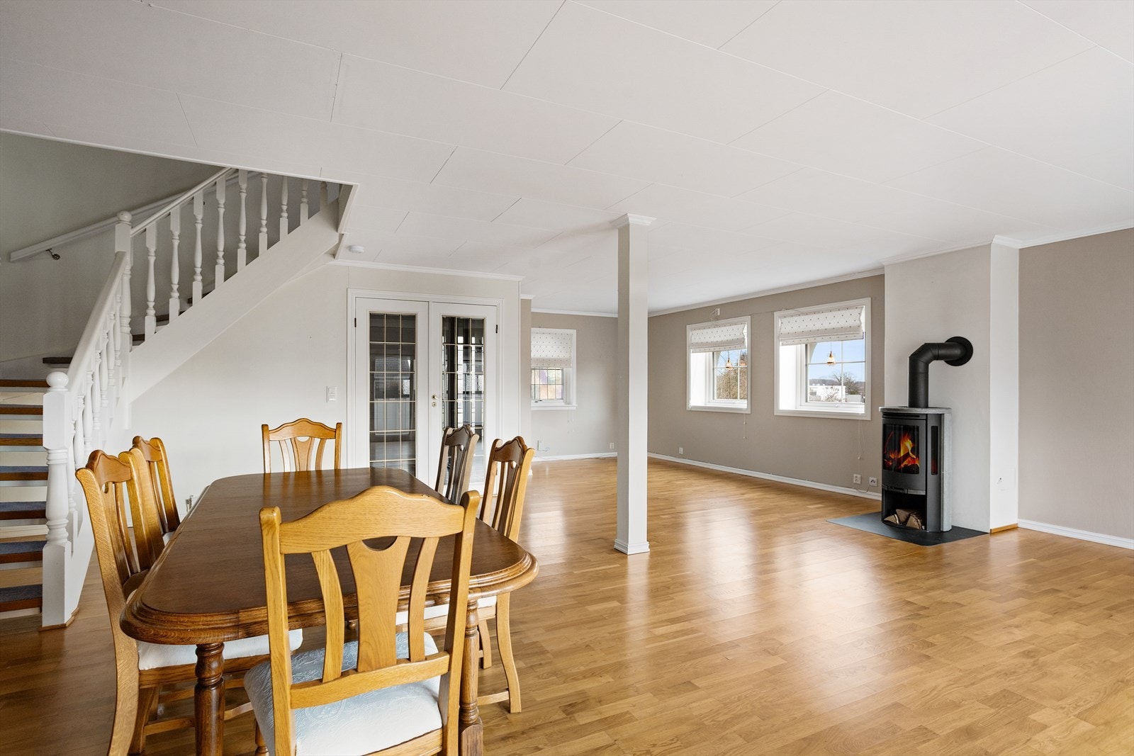 Romslig stue med flere soner Galleribilde