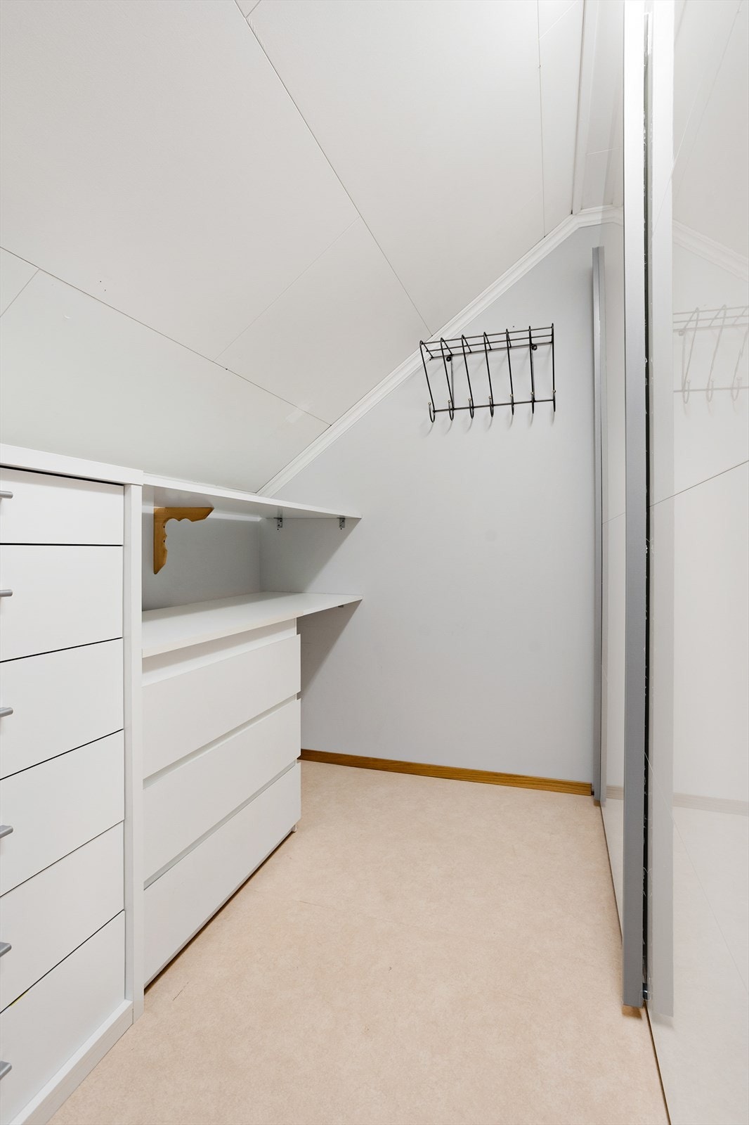 Klesrom i tilknytning til hovedsoverommet med masse skapplass Galleribilde