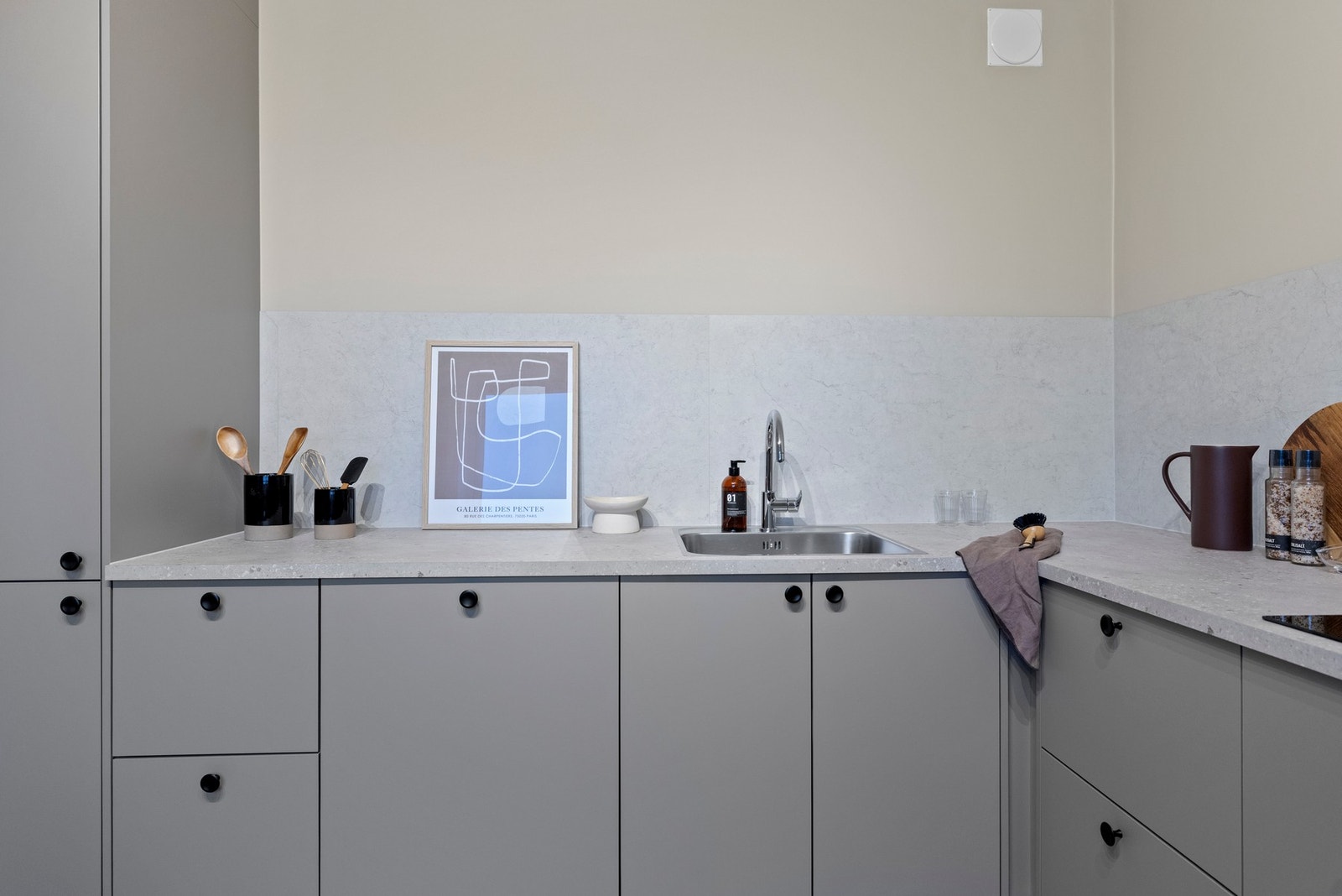 Integrerte hvitevarer inkluderer platetopp, stekeovn, oppvaskmaskin og kjøleskap/fryser Galleribilde