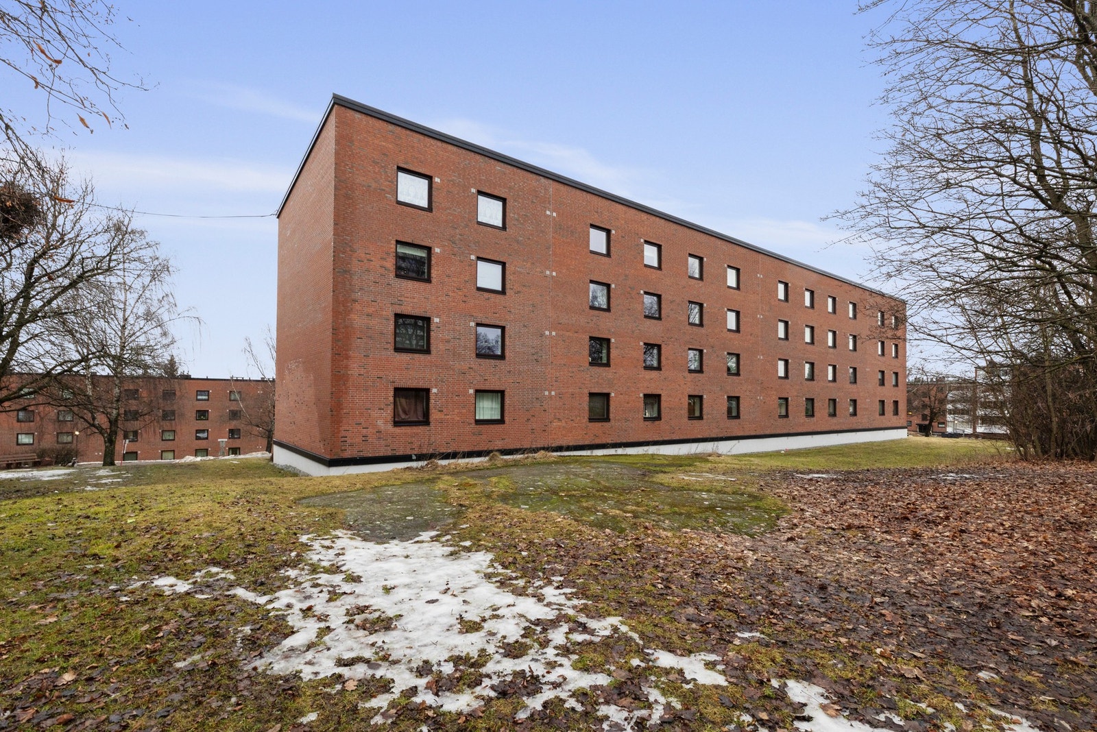 Flere steder på området er det sittebenker, ballplasser og fine lekeplasser med spennende apparater Galleribilde