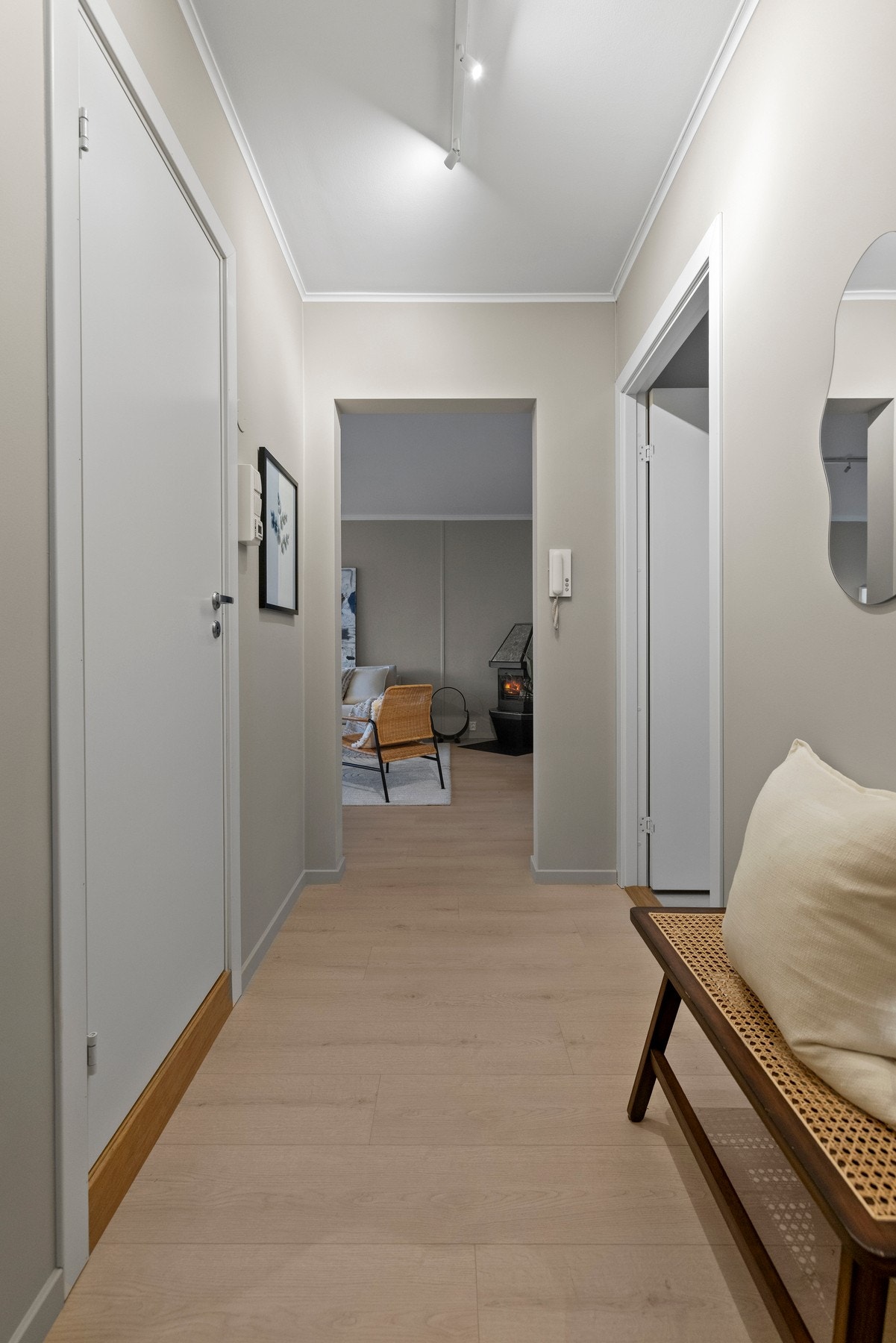 Rommets størrelse gir mulighet for å innrede med skohyller eller en garderobeløsning Galleribilde