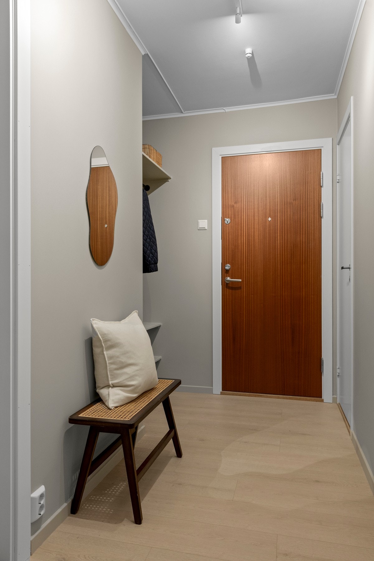 Inngangspartiet har en praktisk utforming med plass til oppbevaring av yttertøy og sko Galleribilde