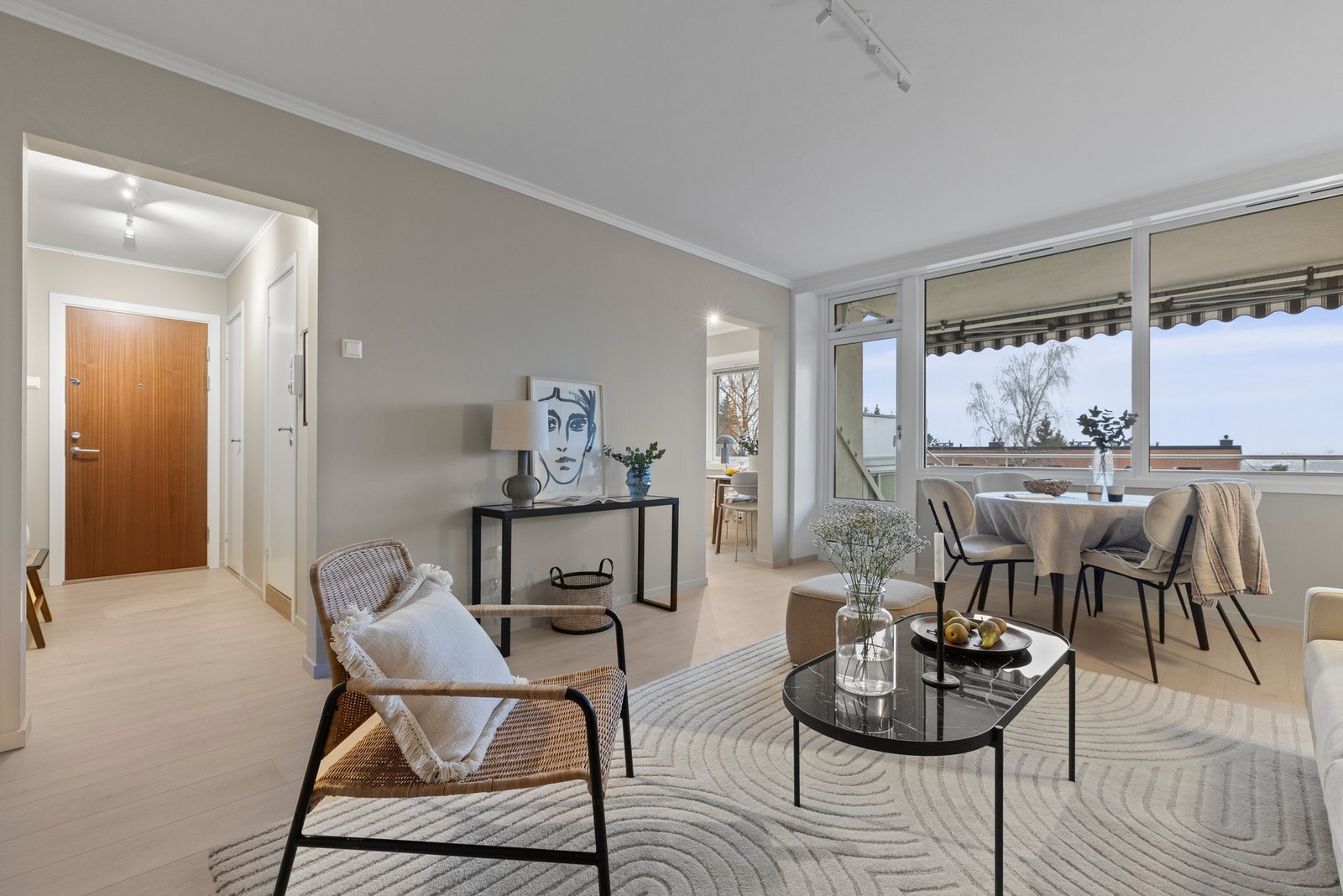 Stuen har en romhøyde på 2,49 meter og gir gode muligheter for ulike møbleringsløsninger Galleribilde