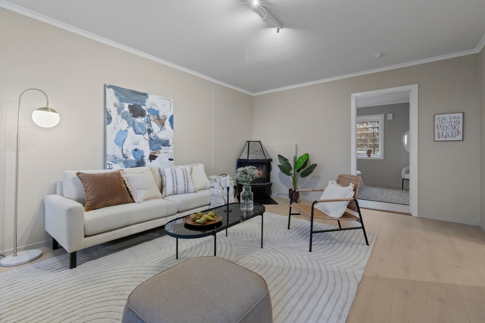 Det er plass til både sofagruppe og spisebord, slik at du enkelt kan kombinere ulike bruksområder i samme rom Galleribilde