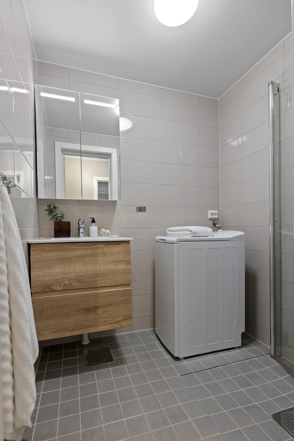 Badet ble pusset opp i 2022 i regi av borettslaget og har lekre fliser på gulv og vegger, samt slette overflater i himlingen Galleribilde